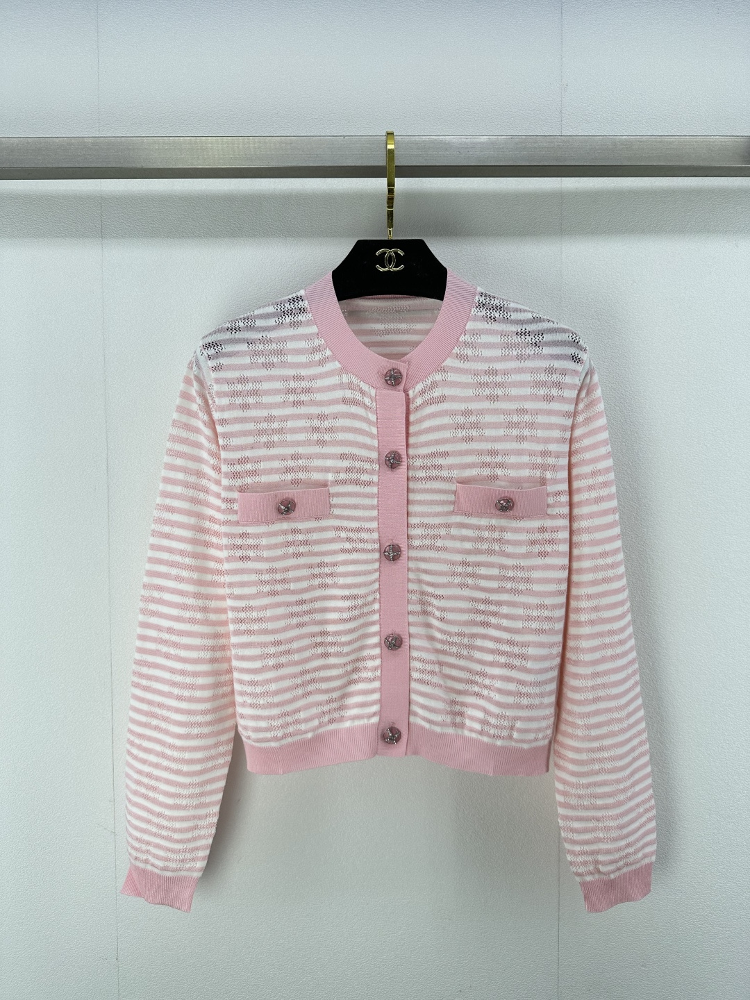 NO:310989,Chane* new details 25 Early spring round neck knitted cardigan hollow knitted positioning embroidery logo!  yb three-dimensional pink diamond double C button decoration, classic age-reducing teenager temperament, versatile, and unselected style to make you look slim!  Fashionable essential items 1 color 3 code SML, chanel, alexander wang19860909Chane*上新细节 25 早春圆领针织开衫 镂空针织 定位刺绣logo！yb立体粉钻双C纽扣装饰 经典减龄少年气质百搭 不挑人版型巨显瘦！时髦必备单品 1色3码SML,,chanel,alexander wang,Women's clothing