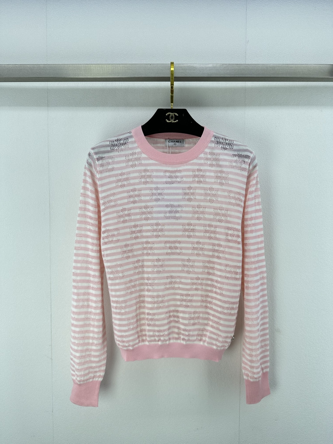 NO:310995,Chane* new details 25 New summer round neck logo long sleeves Small hollow double C jacquard thin fabric breathable, pink color top body makes it look youthful!  1 color 3 code SML, chanel, alexander wang19860909Chane*上新细节 25 夏季新款圆领logo长袖 小镂空双C提花天丝薄面料透气 粉嫩颜色上身巨显年轻！ 1色3码SML,,chanel,alexander wang,Women's clothing