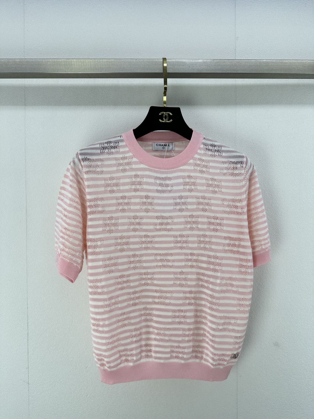 NO:310998,Chane* new details 25 Summer new round neck logo short sleeves Small hollow double C jacquard thin fabric breathable, pink color top body makes it look youthful!  1 color 3 code SML, chanel, T-shirt, alexander wang19860909Chane*上新细节 25 夏季新款圆领logo短袖 小镂空双C提花天丝薄面料透气 粉嫩颜色上身巨显年轻！ 1色3码SML,,chanel,T-shirt,alexander wang,Women's clothing