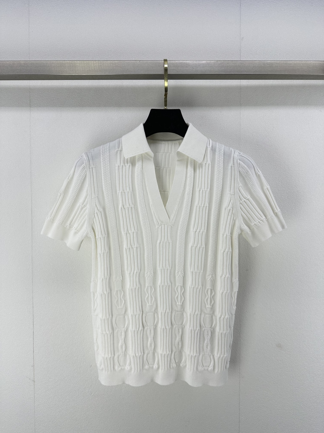 NO:311001,He*mè* New Details 25 New spring lapel knitted short sleeves!  The original fixed dye yarn has a high-end color tone. The exquisite crimp knitting pattern is simple and atmospheric!  The style is elegant and versatile and not picky!  A must-have fashionable and high-end item for white and rich beauty!  1 color 3 code SML, T-shirt, alexander wang19860909He*mè*上新细节 25 春季新品翻领针织短袖！原版定染纱线很高级的色调.精致绞花针织花纹工艺简洁大气！版型气质优雅百搭不挑人！白富美必备时髦高级单品！ 1色3码SML,,T-shirt,alexander wang,Women's clothing