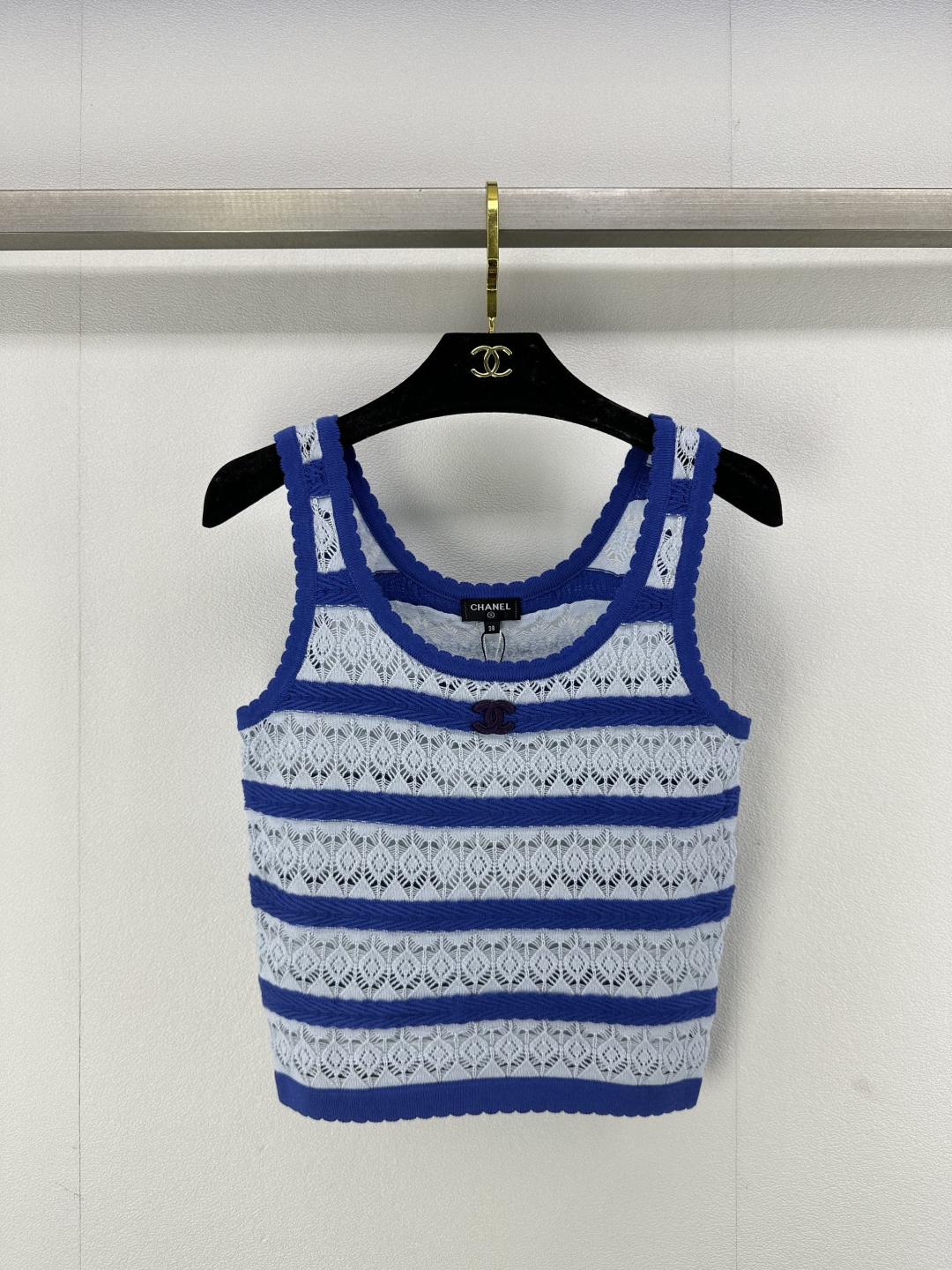 NO:311008,Chane* new details 25 Spring and summer new hollow pattern vest style top body slim and graceful without losing its fashionable feeling. It looks very good and easy to control when it is matched freely. The practical wear rate is super high. 2 colors and 3 codes SML, chanel, alexander wang19860909Chane*上新细节 25 春夏新款镂空花纹背心版型上身修身优美又不失时髦感 随意搭配都很好看轻松驾驭 实穿率超高 2色3码SML,,chanel,alexander wang,Women's clothing