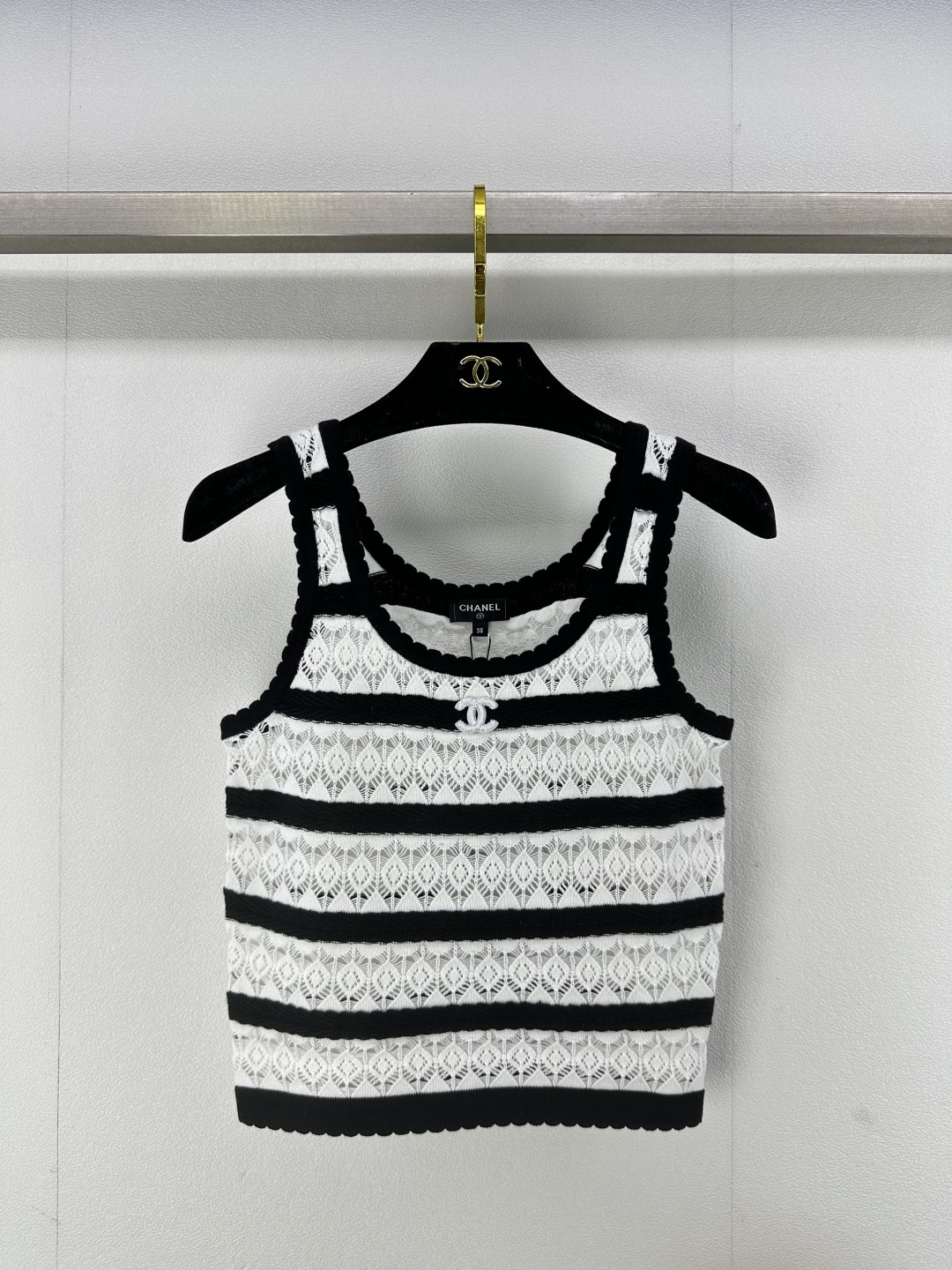 NO:311012,Chane* new details 25 Spring and summer new hollow pattern vest style top body slim and graceful without losing its fashionable feeling. It looks very good and easy to control when it is matched freely. The practical wear rate is super high. 2 colors and 3 codes SML, chanel, alexander wang19860909Chane*上新细节 25 春夏新款镂空花纹背心版型上身修身优美又不失时髦感 随意搭配都很好看轻松驾驭 实穿率超高 2色3码SML,,chanel,alexander wang,Women's clothing