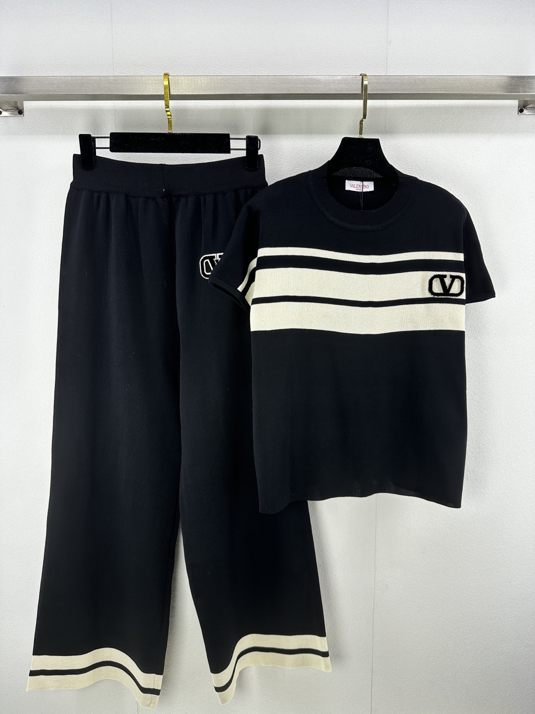 NO:311524,valentin* new details 25 Early spring new vest set full of high-end feel, positioning logo logo is elegant and generous to reduce age, contrasting colors can be sweet or salty, daily versatile and fashionable, can be controlled in any occasion!  2 colors 3 codes SML, valentino, alexander wang19860909valentin*上新细节 25 早春新款坎肩套装 高级感满满 定位logo徽标优雅大方减龄 撞色系可甜可咸 日常百搭又时髦 任何场合都能驾驭！ 2色3码SML,,valentino,alexander wang,Women's clothing