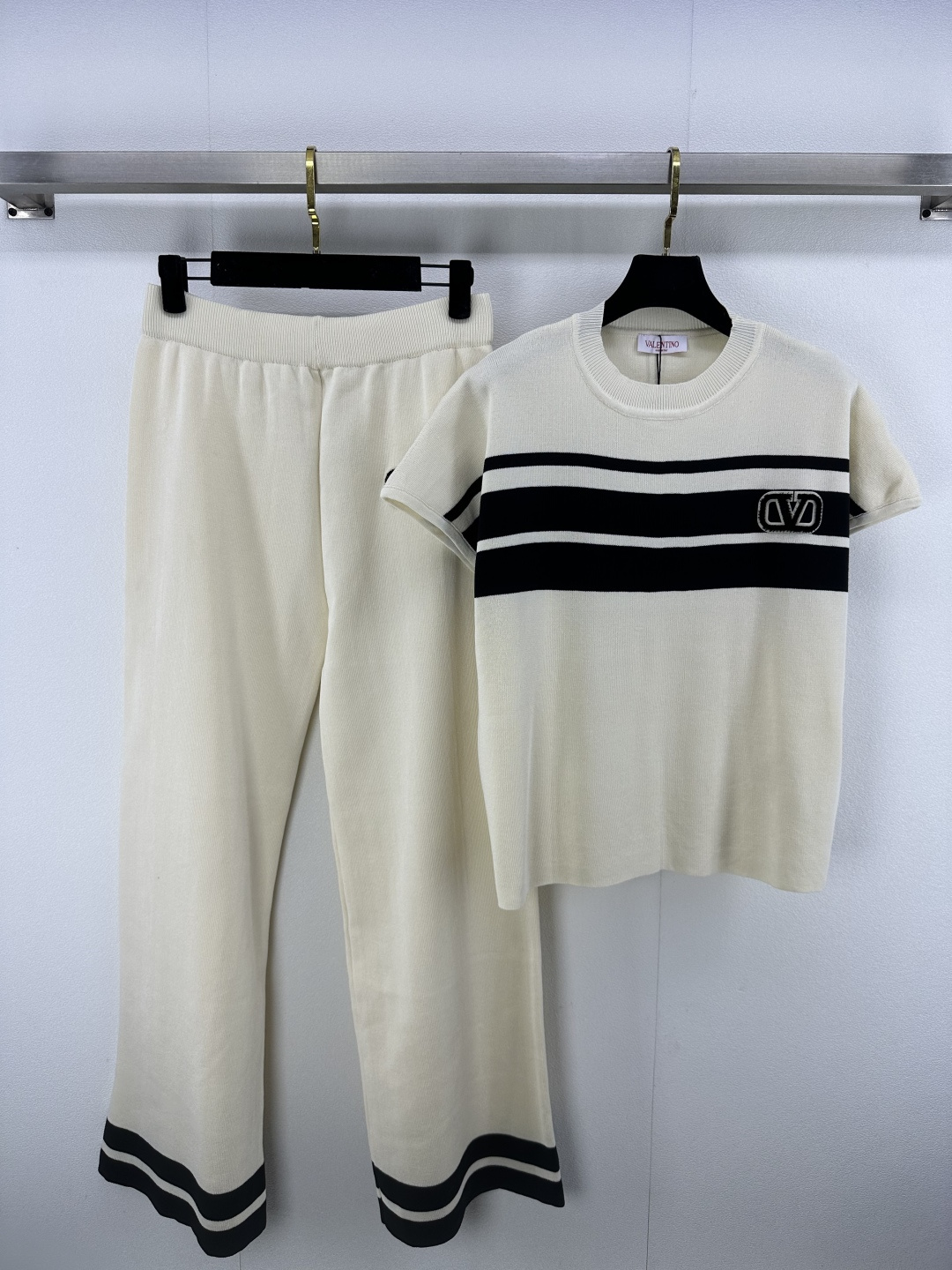 NO:311528,valentin* new details 25 Early spring new vest set full of high-end feel, positioning logo logo is elegant and generous to reduce age, contrasting colors can be sweet or salty, daily versatile and fashionable, can be controlled in any occasion!  2 colors 3 codes SML, valentino, alexander wang19860909valentin*上新细节 25 早春新款坎肩套装 高级感满满 定位logo徽标优雅大方减龄 撞色系可甜可咸 日常百搭又时髦 任何场合都能驾驭！ 2色3码SML,,valentino,alexander wang,Women's clothing