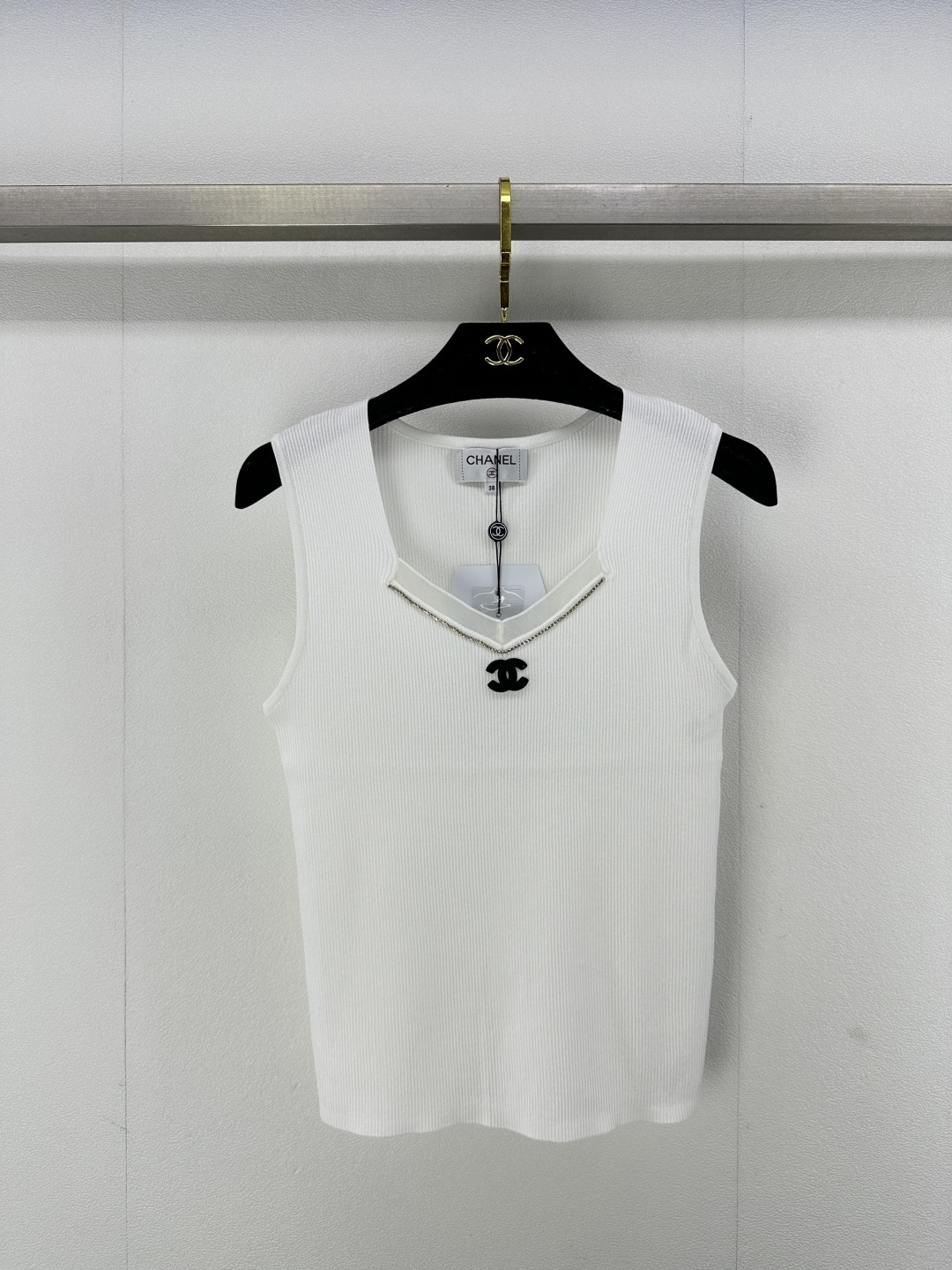 NO:312490,Chane* new details 25 Spring and summer new chain knitted vest decoration with chain design, double C brand logo embellishment echoes the upper body fashionable and elegant 2 colors 3 codes SML, chanel, alexander wang19860909Chane*上新细节 25 春夏新款链条针织背心 饰以链条设计 双C品牌标志点缀呼应 上身时髦且气质 2色3码SML,,chanel,alexander wang,Women's clothing