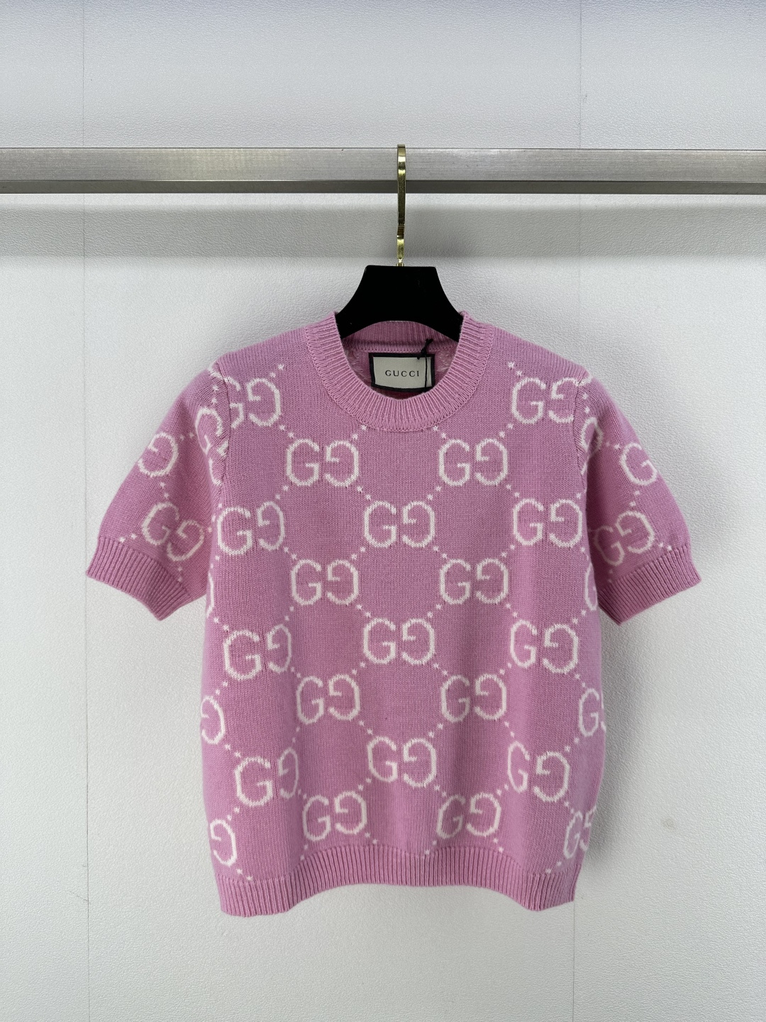 NO:311024,Gucc* New Details 25 Spring and Summer New Jacquard Knitted Short Sleeve Customized YB Wool Yarn Weaving Texture Breathable Comfortable Delicate Jacquard Fully Printed Double G Patterns Clothes Cuffs Hem Splicing Elegant Retro Regular Style Necessary for Casual Commuting 2 Colors 3 SML, gucci, T-shirt, alexander wang19860909Gucc*上新 细节 25 春夏新款提花针织短袖 定制YB羊毛纱线织造 质感透气 舒适细腻 成衣提花满印双G图案 衣襟袖口下摆螺纹拼接 优雅复古 常规版型 休闲通勤必备 2色3码SML,,gucci,T-shirt,alexander wang,Women's clothing