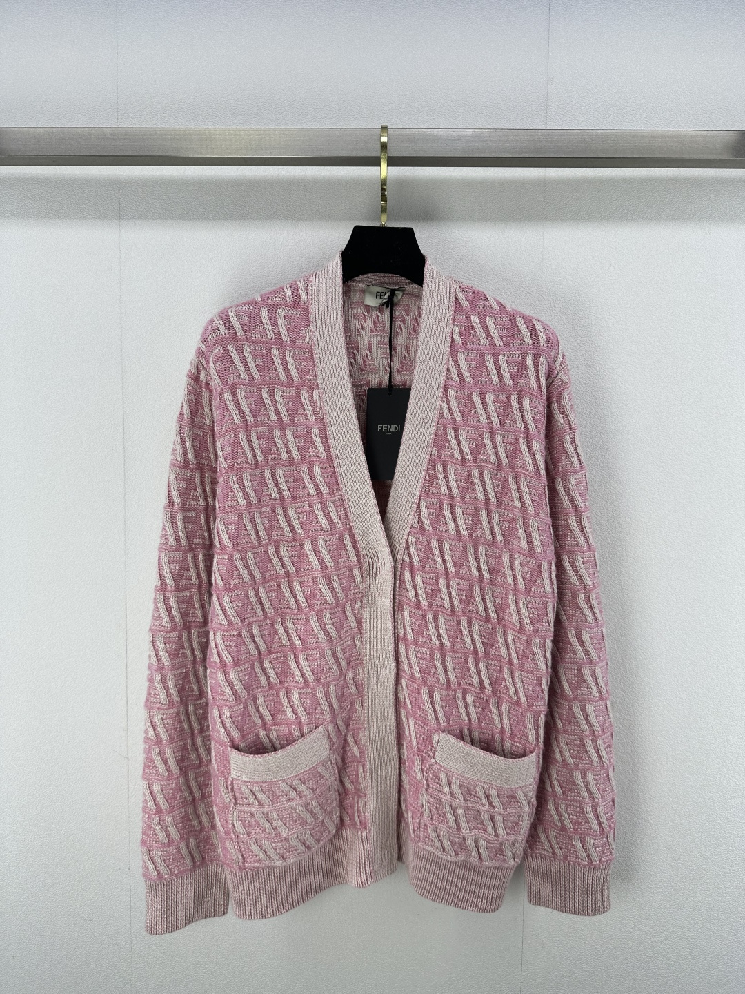 NO:311044,Fend* new details 25 Spring and summer new capsule series. Celebrity style, age-reducing college style outfit, presbyopia FF crochet v-neck cardigan!  The imported yarn has a delicate texture and comfortable texture. The presbyterian logo is fashionable and high-end!  The classic style looks huge and slim!  2 color 3 code SML, fendi, alexander wang19860909Fend*上新细节 25 春夏新品胶囊系列.明星同款 减龄学院风穿搭,老花FF钩织v领开衫！进口纱线质感细腻舒适.老花logo时髦又高级！经典版型上身巨显瘦！ 2色3码SML,,fendi,alexander wang,Women's clothing