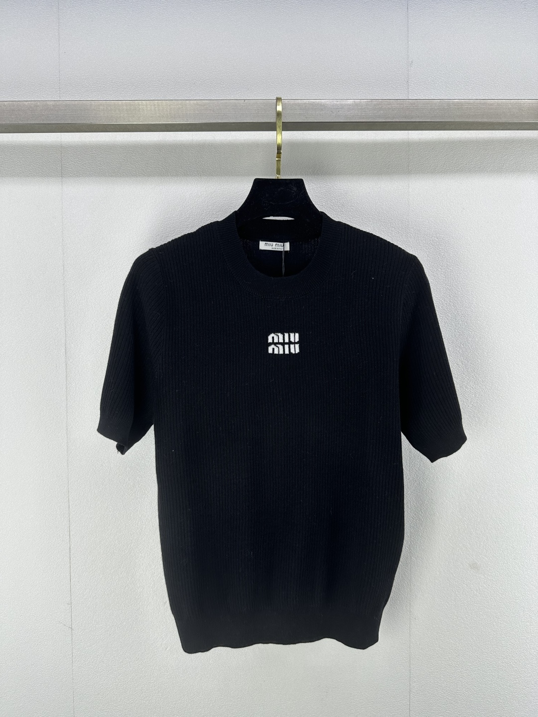 NO:311052,Miumiu *New details 25 Spring and summer new contrasting short sleeves, fine threaded neckline, contrasting letters inlay fashion and literary, any pants and skirts look super good 3 colors and 3 sizes SML,,miumiu, skirts, T-shirt, alexander wang19860909Miumiu *上新细节 25 春夏新款撞色短袖 细螺纹领口 撞色字母嵌花时尚文艺 任意搭配裤子裙子都超级好看 3色3码SML,,miumiu,skirts,T-shirt,alexander wang,Women's clothing