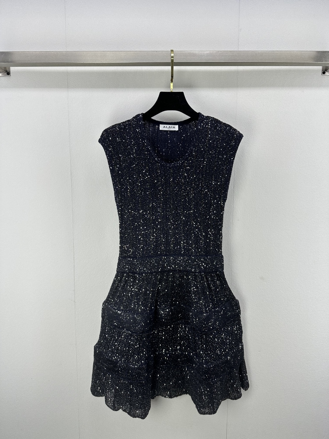 NO:310988,ALAL* new details 25 spring and summer new sequin stretch dress woven in high-end fabric mini skirt with good elasticity and shiny sequins. Star-like buling bulging waist design forms a distinctive contrast. The combination of the two creates an hourglass shape. The upper body looks very slim. 1 color 3 size SML, skirts, alexander wang19860909ALAL*上新细节 25 春夏新款亮片弹力连衣裙 高定面料织制 迷你裙具有良好弹力 饰有闪亮的亮片 满天星一样bulingbuling的 收腰设计形成鲜明对 两者的结合营造出沙漏形状 上身非常显瘦 1色3码SML,,skirts,alexander wang,Women's clothing