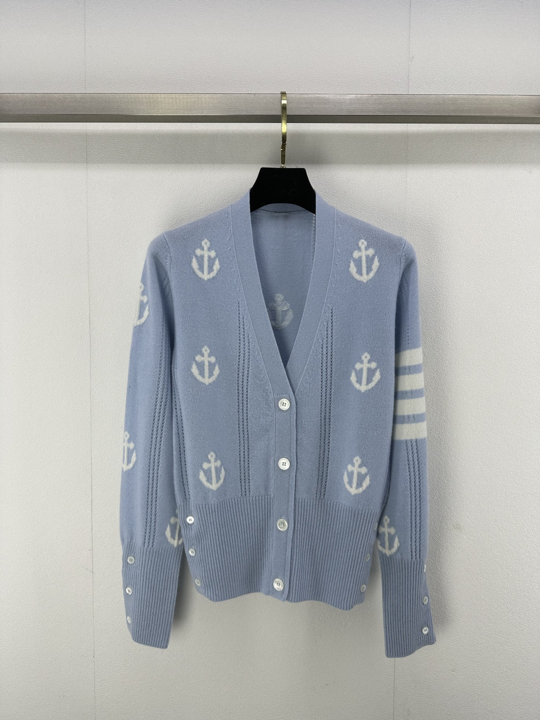 NO:311013,TB* *New details 25 Spring and summer new V-neck anchor cardigan 1:1 Classic four-bar anchor jacquard hem cuff button design temperament and celebrity style sky blue color youthful age reduction 1 color 3 size SML, alexander wang19860909TB* *上新细节 25 春夏新款v领船锚开衫 1:1 经典四杠船锚提花 下摆袖口纽扣设计气质名媛风 天蓝配色青春减龄 1色3码SML,,alexander wang,Women's clothing