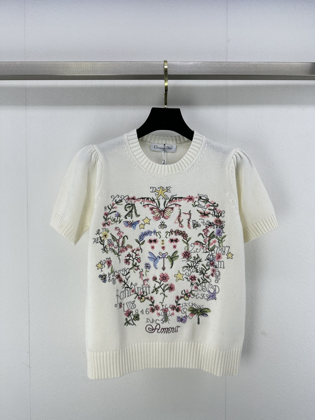 NO:311538,Dio* New Details 25 The latest flower heavy industry embroidery knitted short sleeves in early spring!  Decorated with colorful flowers patterns, rendering simple brands!  Fashionable and fresh style!  The upper body is fashionable and versatile!  2 color 3 code SML, dior, T-shirt, alexander wang19860909Dio*上新细节 25 早春最新花卉重工刺绣针织短袖！饰以色彩鲜艳花朵图案衬托,渲染简约大牌！时尚不失清新风格 ！上身时髦百搭！ 2色3码SML,,dior,T-shirt,alexander wang,Women's clothing