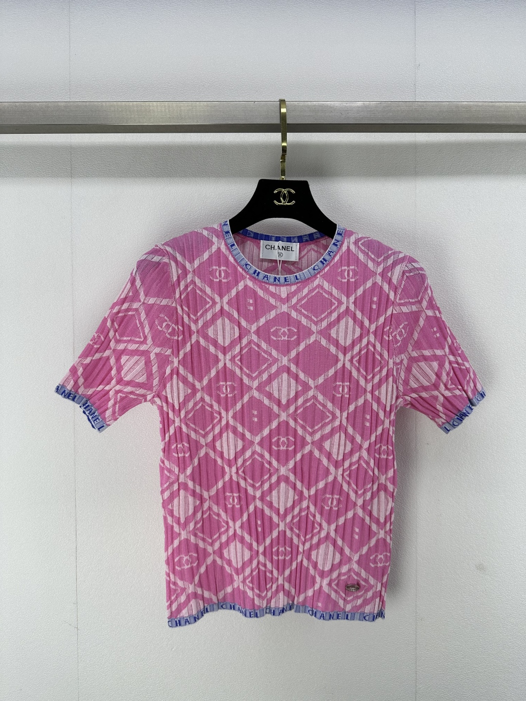 NO:311535,Chane* new details 25 Summer new round neck logo short sleeves, double C diamond jacquard, pink color, and look very young!  2 color 3 code SML, chanel, T-shirt, alexander wang19860909Chane*上新细节 25 夏季新款圆领logo短袖 双C菱格提花 粉嫩颜色上身巨显年轻！ 2色3码SML,,chanel,T-shirt,alexander wang,Women's clothing