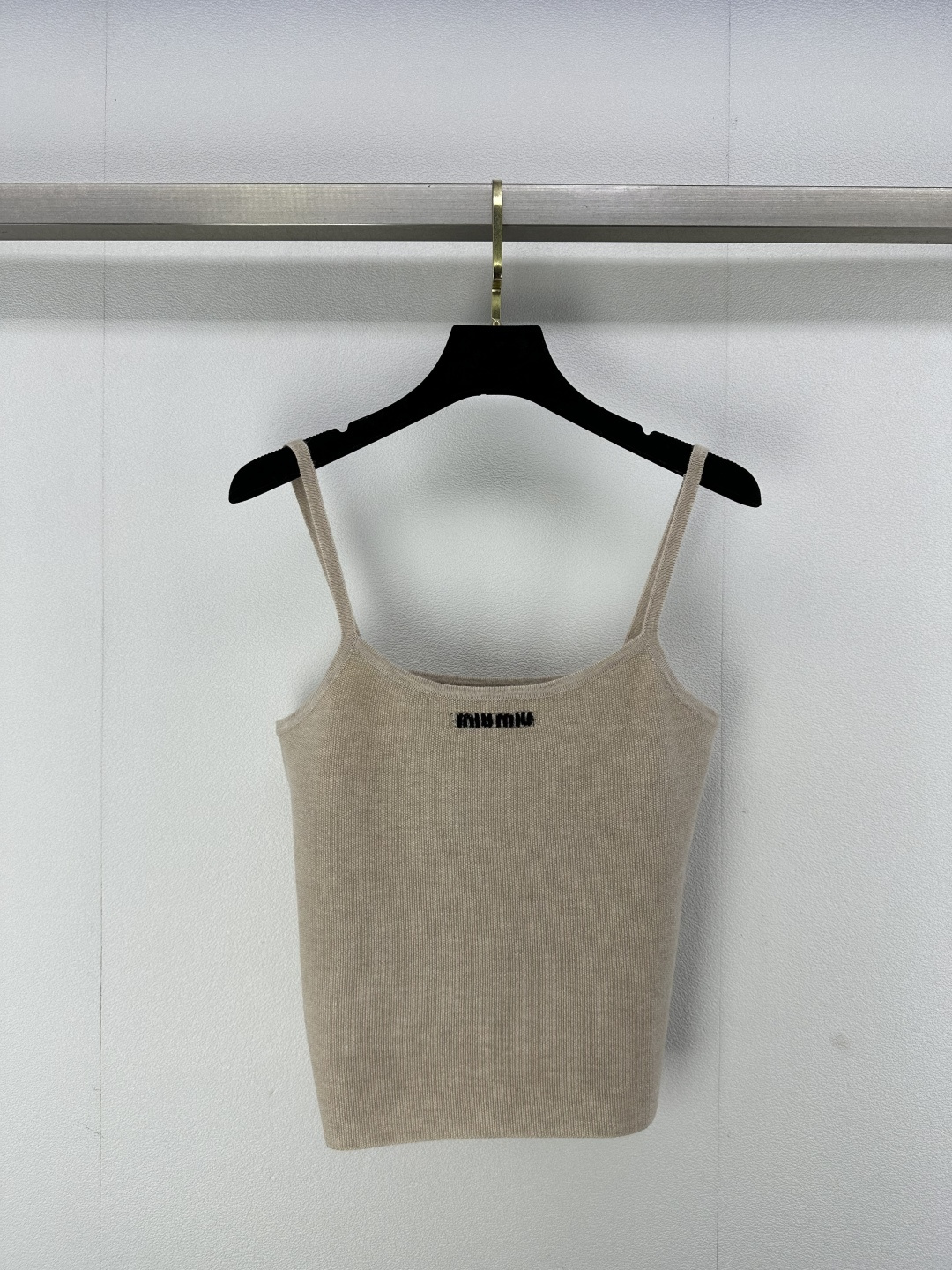 NO:311520,Miumi* new details 25 spring and summer new knitted suspenders Classic letter logo contrasting color jacquard decoration Single wear inner wear Classic fashionable and versatile must-have hot girls in summer 1 color 3 size SML, miumiu, alexander wang19860909Miumi*上新细节 25 春夏新款针织吊带 经典字母logo撞色提花装饰 单穿内搭 经典时髦百搭 辣妹夏日必备 1色3码SML,,miumiu,alexander wang,Women's clothing