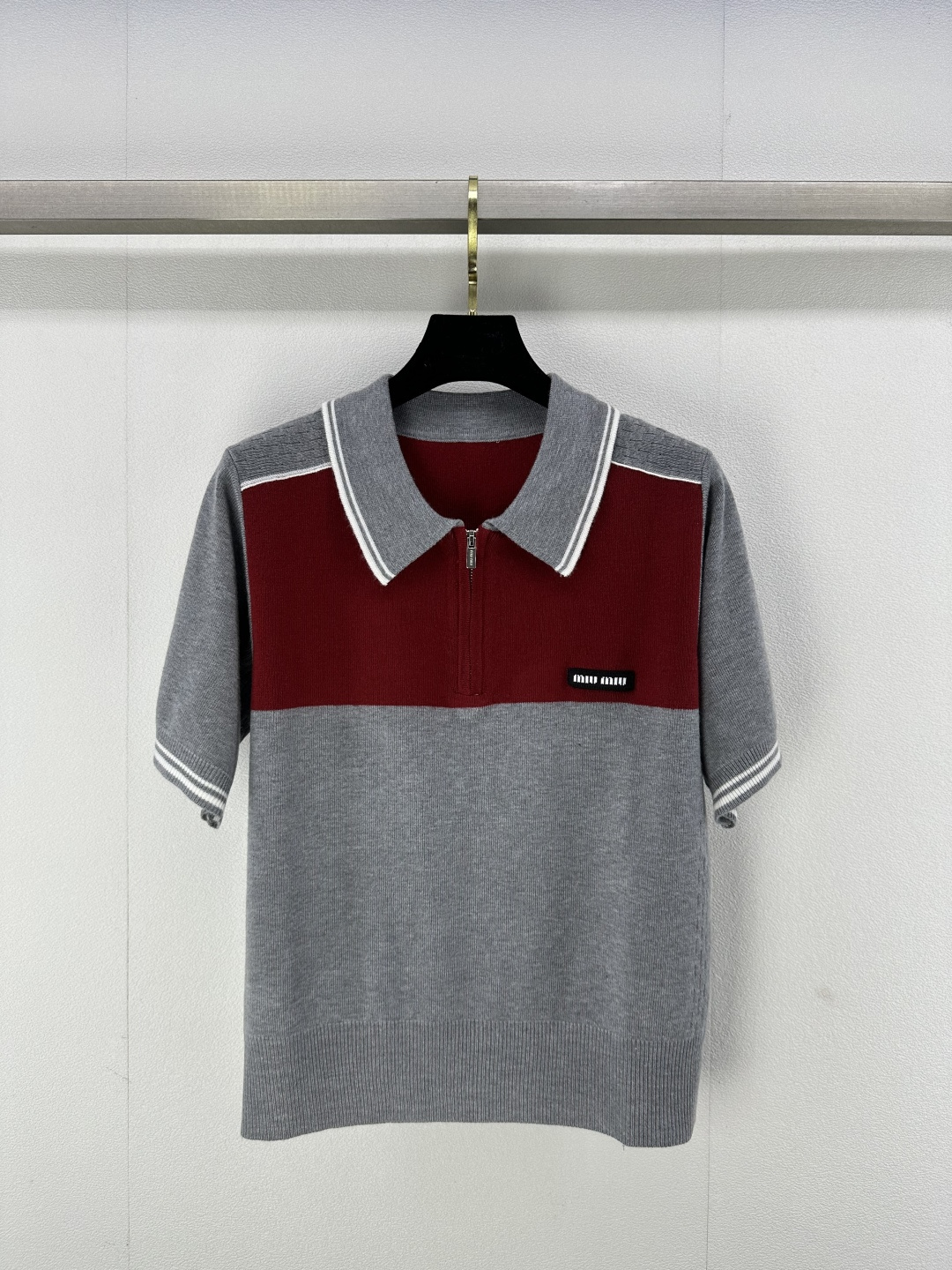 NO:311534,Miumi* new details 25 Early spring new knitted short sleeves lapel half zipper design yb open mold letter logo zipper classic letter logo embellishment youthful casual high-end fashionable and versatile 1 color 3 code SML, miumiu, T-shirt, alexander wang19860909Miumi*上新细节 25 早春新款针织短袖 翻领半拉链设计yb开模字母logo拉链 经典字母logo章仔点缀 青春休闲 高级时髦百搭 1色3码SML,,miumiu,T-shirt,alexander wang,Women's clothing