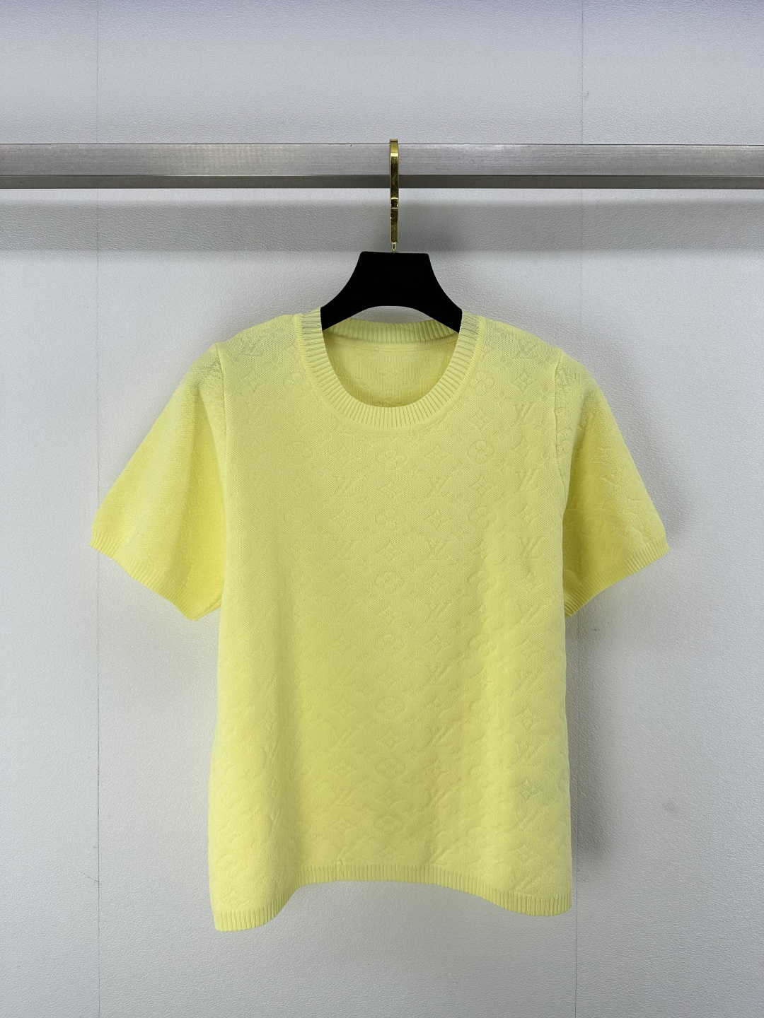 NO:311540,New details on LV* 25 Spring and summer new knitted round neck short sleeves Classic brand old-fashioned letter logo pattern jacquard decoration High-end fashionable big brand versatile 1 color 3 code SML,,louis vuitton,T-shirt,alexander wang19860909LV*上新细节 25 春夏新款针织圆领短袖 经典品牌老花字母logo图案提花装饰 高级时髦大牌百搭 1色3码SML,,louis vuitton,T-shirt,alexander wang,Women's clothing