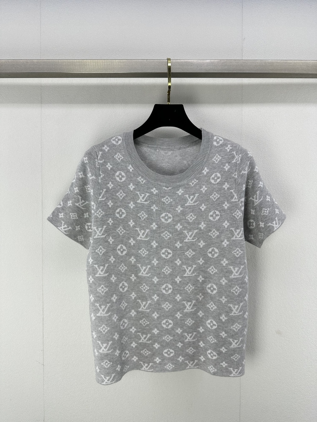 NO:311546,New details on LV* 25 Spring and summer new knitted round neck short sleeves Classic brand old-fashioned letter logo pattern jacquard decoration High-end fashionable big brand versatile 1 color 3 code SML,,louis vuitton,T-shirt,alexander wang19860909LV*上新细节 25 春夏新款针织圆领短袖 经典品牌老花字母logo图案提花装饰 高级时髦大牌百搭 1色3码SML,,louis vuitton,T-shirt,alexander wang,Women's clothing