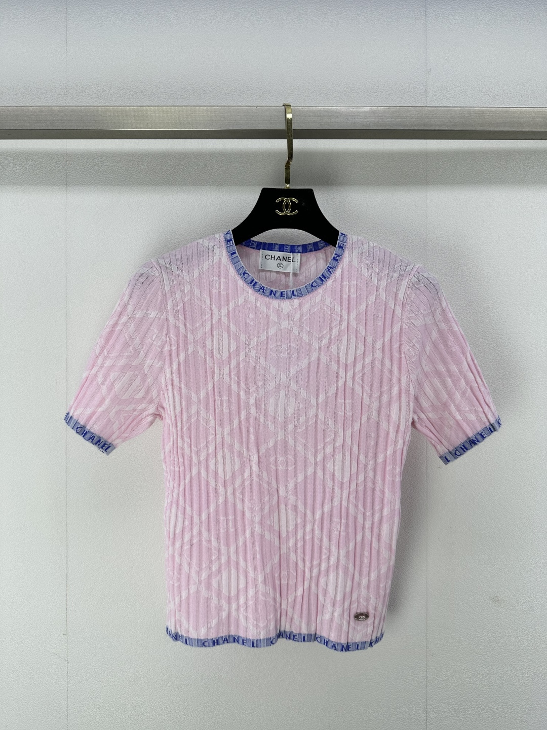 NO:311529,Chane* new details 25 Summer new round neck logo short sleeves, double C diamond jacquard, pink color, and look very young!  2 color 3 code SML, chanel, T-shirt, alexander wang19860909Chane*上新细节 25 夏季新款圆领logo短袖 双C菱格提花 粉嫩颜色上身巨显年轻！ 2色3码SML,,chanel,T-shirt,alexander wang,Women's clothing