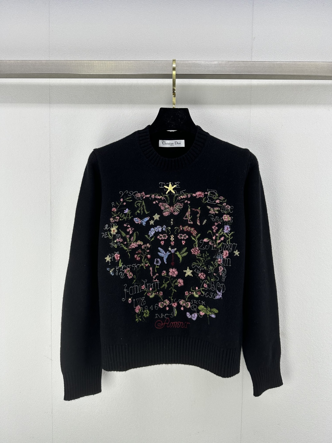 NO:311541,Dio* New Details 25 The latest floral heavy industry embroidery knitted long sleeves in early spring!  Decorated with colorful flowers patterns, rendering simple brands!  Fashionable and fresh style!  The upper body is fashionable and versatile!  2 colors 3 codes SML, dior, alexander wang19860909Dio*上新细节 25 早春最新花卉重工刺绣针织长袖！饰以色彩鲜艳花朵图案衬托,渲染简约大牌！时尚不失清新风格 ！上身时髦百搭！ 2色3码SML,,dior,alexander wang,Women's clothing