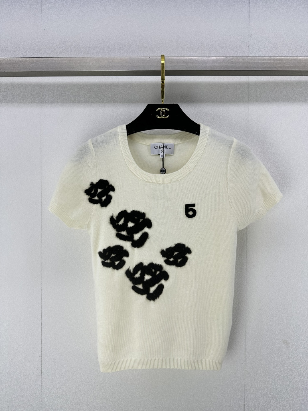 NO:311542,Chane* new details 25 new summer style official website new products!  Camellia inlay short-sleeved sleeves, 5-character buckles, white and rich artifact!  French lazy style classic round neck style, versatile, not picky, fashionable and high-end 3 colors, 3 codes, SML, chanel, T-shirt, alexander wang19860909Chane*上新细节 25 夏季新款官网新品！山茶花嵌花短袖,5字饰扣,白富美神器！法式慵懒风经典圆领版型,百搭不挑人时髦又高级 3色3码SML,,chanel,T-shirt,alexander wang,Women's clothing