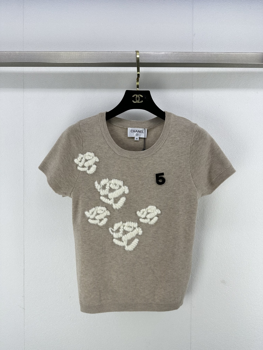 NO:311548,Chane* new details 25 new summer style official website new products!  Camellia inlay short-sleeved sleeves, 5-character buckles, white and rich artifact!  French lazy style classic round neck style, versatile, not picky, fashionable and high-end 3 colors, 3 codes, SML, chanel, T-shirt, alexander wang19860909Chane*上新细节 25 夏季新款官网新品！山茶花嵌花短袖,5字饰扣,白富美神器！法式慵懒风经典圆领版型,百搭不挑人时髦又高级 3色3码SML,,chanel,T-shirt,alexander wang,Women's clothing