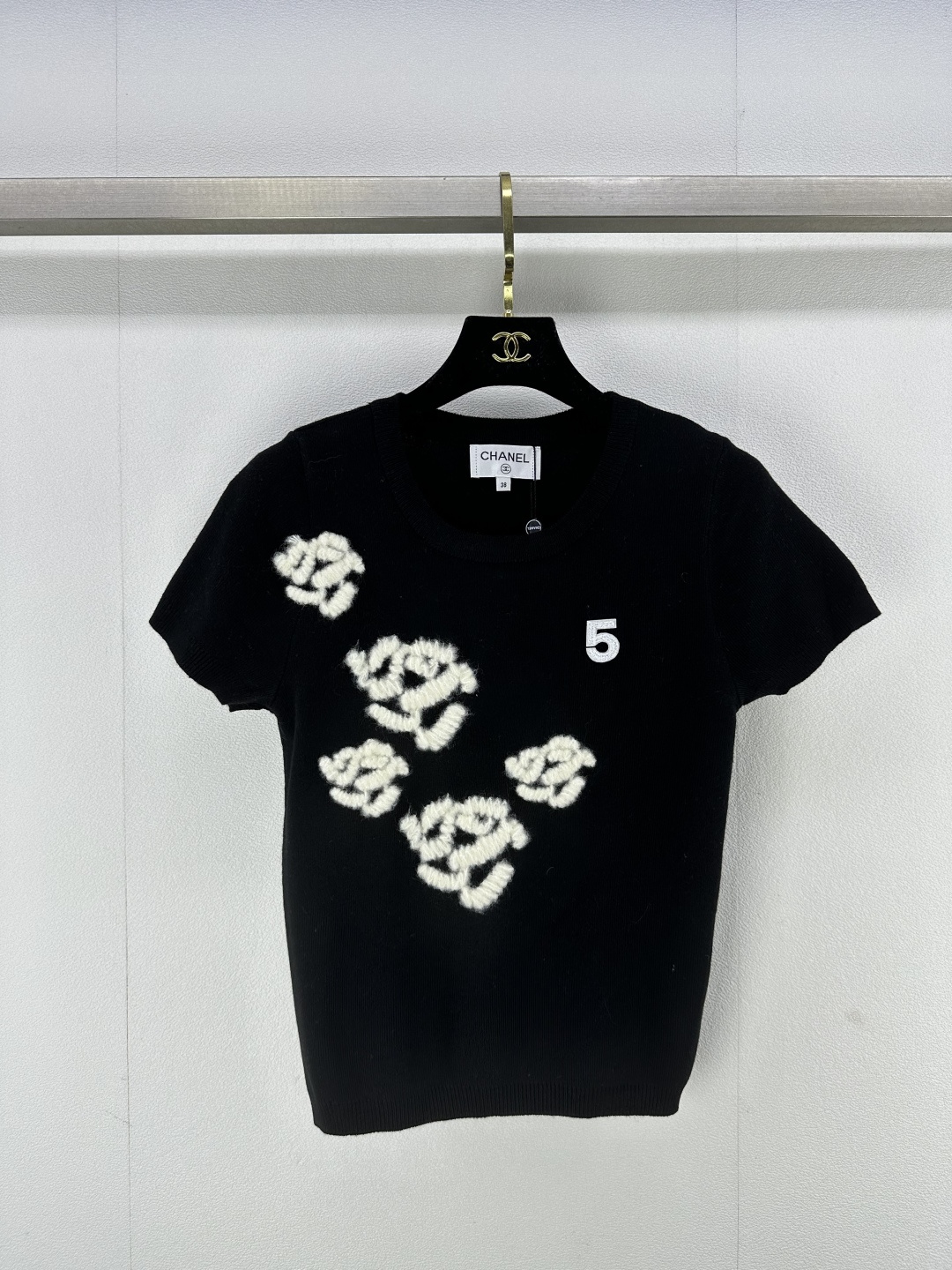 NO:311554,Chane* new details 25 new summer style official website new products!  Camellia inlay short-sleeved sleeves, 5-character buckles, white and rich artifact!  French lazy style classic round neck style, versatile, not picky, fashionable and high-end 3 colors, 3 codes, SML, chanel, T-shirt, alexander wang19860909Chane*上新细节 25 夏季新款官网新品！山茶花嵌花短袖,5字饰扣,白富美神器！法式慵懒风经典圆领版型,百搭不挑人时髦又高级 3色3码SML,,chanel,T-shirt,alexander wang,Women's clothing