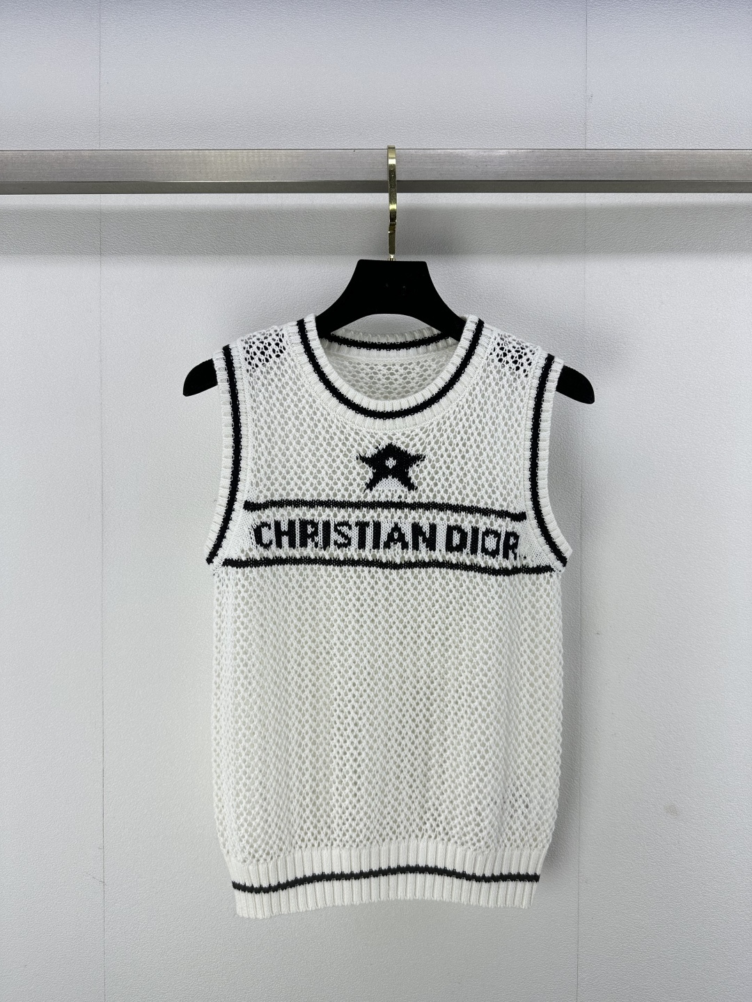 NO:311508,New details on Dio* 25 Spring and summer new five-pointed star hollow vest. Edge contrasting color logo design fashionable and casual style. Slim and high-end five-pointed star logo logo simple commuting daily 3 colors 3 codes SML, dior, alexander wang19860909Dio*上新细节 25 春夏新款五角星镂空背心 边缘撞色logo设计时尚随性版型 显瘦又高级 五角星logo标志 简约通勤日常 3色3码SML,,dior,alexander wang,Women's clothing