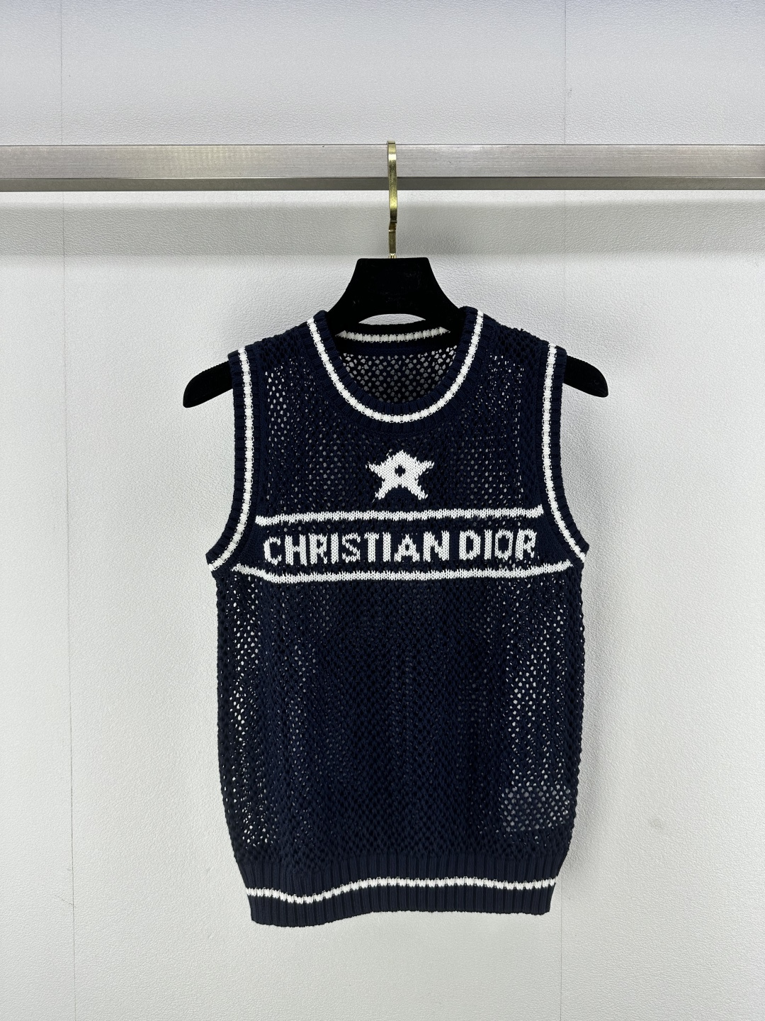 NO:311512,New details on Dio* 25 Spring and summer new five-pointed star hollow vest. Edge contrasting color logo design fashionable and casual style. Slim and high-end five-pointed star logo logo simple commuting daily 3 colors 3 codes SML, dior, alexander wang19860909Dio*上新细节 25 春夏新款五角星镂空背心 边缘撞色logo设计时尚随性版型 显瘦又高级 五角星logo标志 简约通勤日常 3色3码SML,,dior,alexander wang,Women's clothing