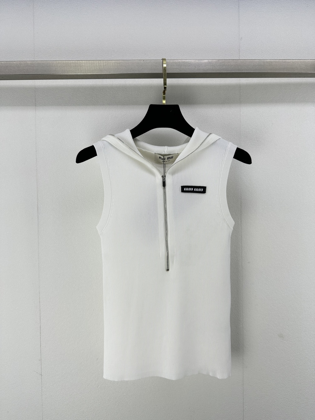 NO:311530,Miumi* new details 25 spring and summer new hooded semi-zipper vest, blended yarn texture, stylish and casual hooded design, slim and tall and versatile upper body 2 colors 3 size SML,,miumiu,hats,alexander wang19860909Miumi*上新细节 25 春夏新款连帽半拉链背心 混纺纱线质感细腻 连帽设计时尚随性 上身显瘦高挑又百搭 2色3码SML,,miumiu,hats,alexander wang,Women's clothing