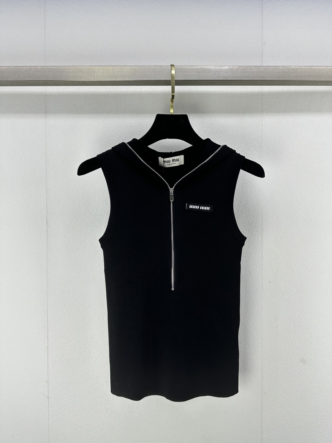 NO:311536,Miumi* new details 25 spring and summer new hooded zipper vest, blended yarn texture, stylish and casual hooded design, slim and tall and versatile upper body 2 colors 3 size SML,,miumiu,hats,alexander wang19860909Miumi*上新细节 25 春夏新款连帽拉链背心 混纺纱线质感细腻 连帽设计时尚随性 上身显瘦高挑又百搭 2色3码SML,,miumiu,hats,alexander wang,Women's clothing