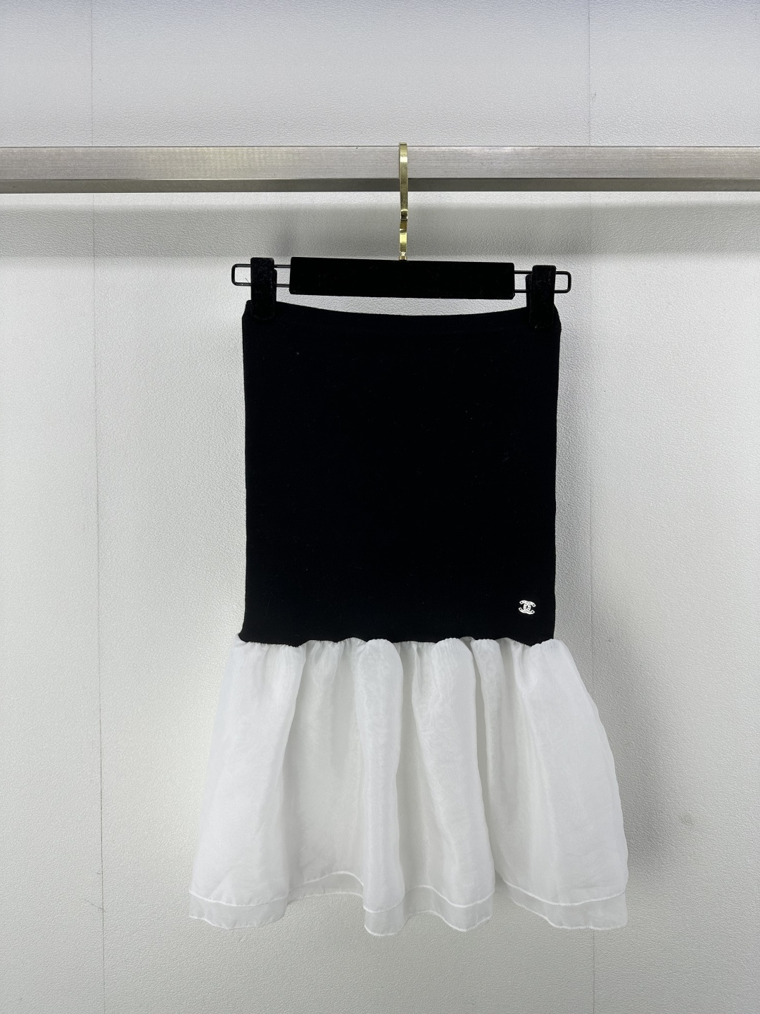 NO:311547,Chane* new details 25 Spring and summer new strapless top spliced ​​bubble hem positioning logo buttons white and rich beauty must be put into it, and the upper body looks slimming!  3 color 3 code SML, chanel, alexander wang19860909Chane*上新细节 25 春夏新款抹胸上衣 拼接泡泡下摆 定位logo纽扣 白富美必入 上身巨显瘦！ 3色3码SML,,chanel,alexander wang,Women's clothing