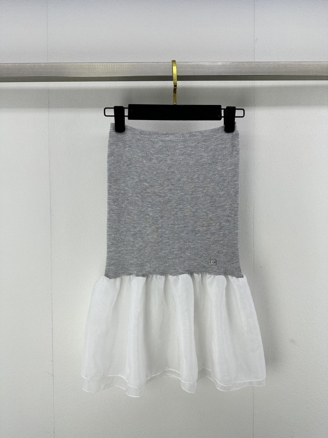 NO:311553,Chane* new details 25 Spring and summer new strapless top spliced ​​bubble hem positioning logo buttons white and rich beauty must be put into it, and the upper body looks slimming!  3 color 3 code SML, chanel, alexander wang19860909Chane*上新细节 25 春夏新款抹胸上衣 拼接泡泡下摆 定位logo纽扣 白富美必入 上身巨显瘦！ 3色3码SML,,chanel,alexander wang,Women's clothing