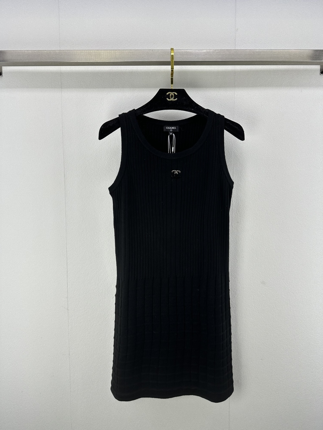 NO:312037,CHANE* New Details 25 Spring and Summer Latest Double C Knitted Vest Dress!  Full body plaid knitted texture, matched with elastic fabric, fit the body and make the body look slim and temperament. Double C hardware on the chest shows the brand's fashion charm. Slim fit style and upper body look slim and temperament. 2 colors and 3 sizes SML, chanel, skirts, alexander wang19860909CHANE* 上新细节 25 春夏最新双C针织背心裙！通体格纹针织纹理 搭配弹性十足的面料 贴合身形显瘦气质 胸前双C五金彰显品牌时尚魅力 修身版型上身显瘦气质 2色3码SML,,chanel,skirts,alexander wang,Women's clothing