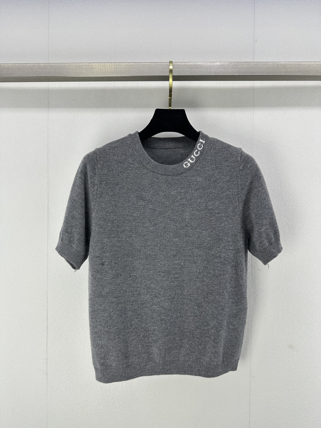 NO:312494,New details on Gucc* 25 Spring and summer new round neck short sleeves, contrasting collar logo garment edge contrasting color design, high-grade gray color matching, classic style, huge slim upper body!  1 color 3 code SML, gucci, T-shirt, alexander wang19860909Gucc*上新细节 25 春夏新款圆领短袖 领边撞色logo衣边撞色设计 高级灰配色 经典版型上身巨显瘦！ 1色3码SML,,gucci,T-shirt,alexander wang,Women's clothing