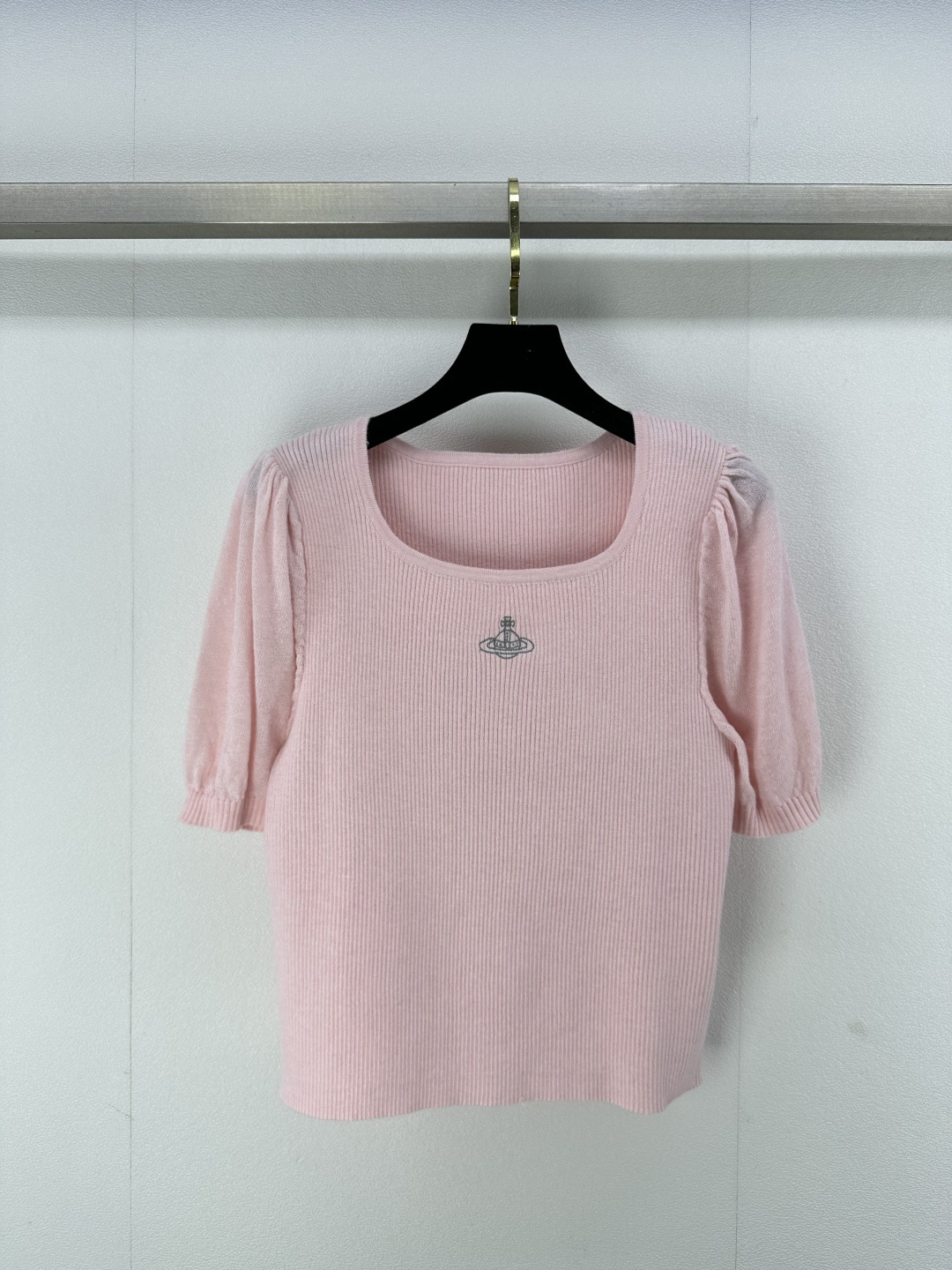 NO:312025,vivienne westwoo Queen Mother* new details 25 spring and summer new knitted U-neck short sleeves puff sleeve design to cover flesh to make you look slimming classic brand logo embroidery embellishment simple fashionable high-end versatile 2 colors 3 codes SML, T-shirt, alexander wang19860909vivienne westwoo西太后*上新细节 25 春夏新款针织U领短袖 泡泡袖设计遮肉显瘦 经典品牌logo刺绣点缀 简约时髦高级百搭 2色3码SML,,T-shirt,alexander wang,Women's clothing