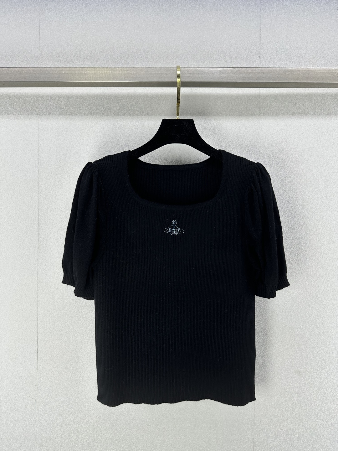 NO:312031,vivienne westwoo Queen Mother* new details 25 spring and summer new knitted U-neck short sleeves puff sleeve design to cover flesh to make you look slimming classic brand logo embroidery embellishment simple fashionable high-end versatile 2 colors 3 codes SML, T-shirt, alexander wang19860909vivienne westwoo西太后*上新细节 25 春夏新款针织U领短袖 泡泡袖设计遮肉显瘦 经典品牌logo刺绣点缀 简约时髦高级百搭 2色3码SML,,T-shirt,alexander wang,Women's clothing