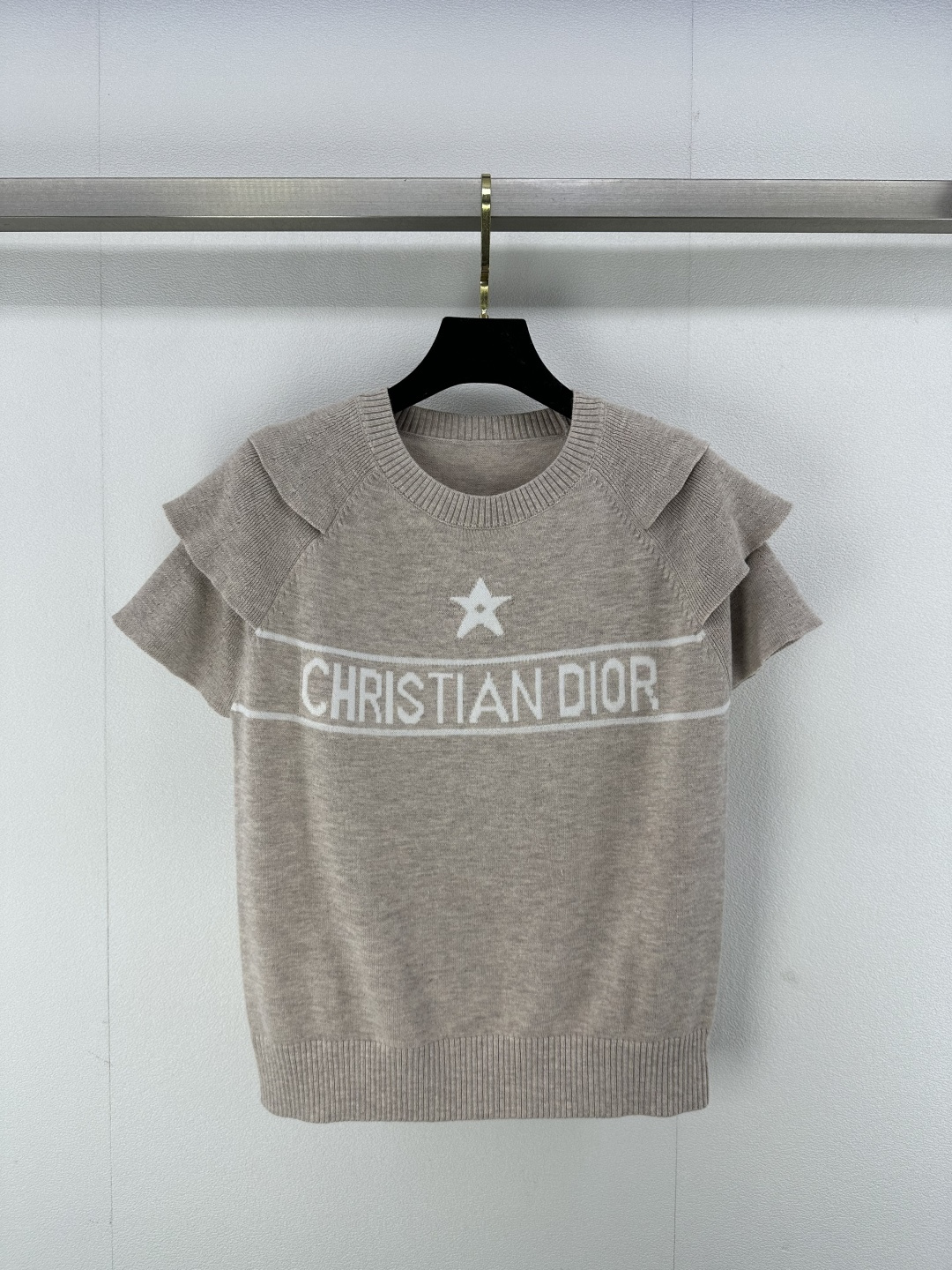 NO:312475,Dio* new details 25 spring and summer new knitted round neck short sleeve lotus leaf sleeve design classic letter logo jacquard decoration high-end fashionable daily versatile 2 colors 3 codes SML, dior, T-shirt, alexander wang19860909Dio*上新细节 25 春夏新款针织圆领短袖 荷叶袖设计 经典字母logo提花装饰 高级时髦日常百搭 2色3码SML,,dior,T-shirt,alexander wang,Women's clothing