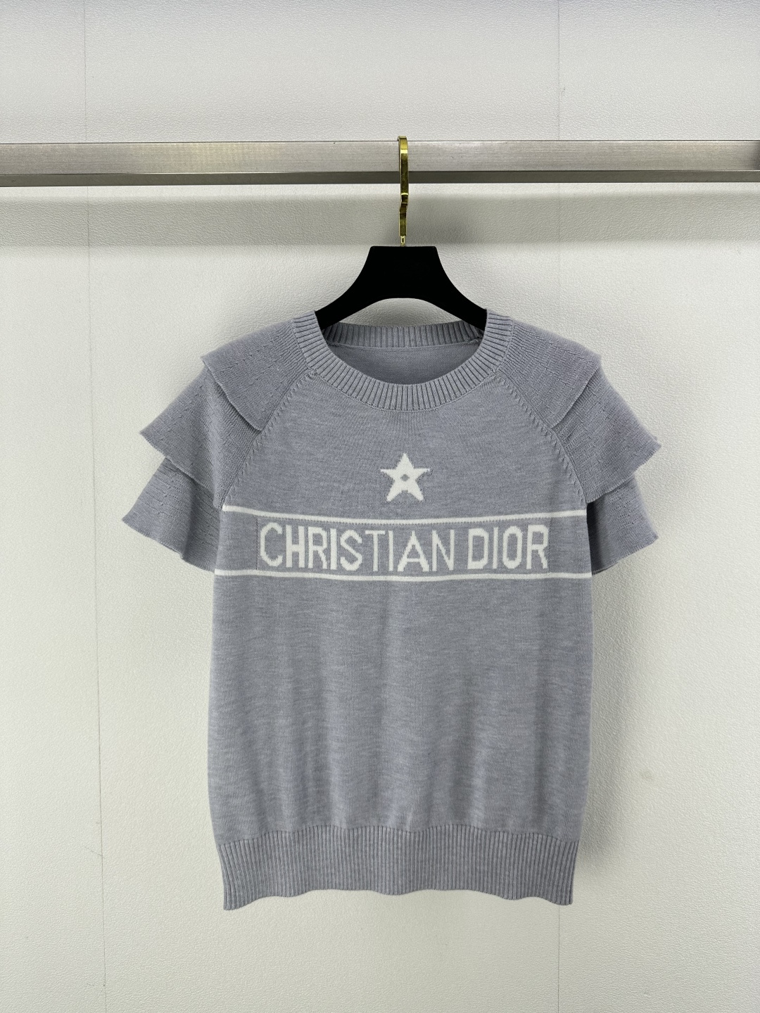 NO:312481,Dio* new details 25 spring and summer new knitted round neck short sleeve lotus leaf sleeve design classic letter logo jacquard decoration high-end fashionable daily versatile 2 colors 3 codes SML, dior, T-shirt, alexander wang19860909Dio*上新细节 25 春夏新款针织圆领短袖 荷叶袖设计 经典字母logo提花装饰 高级时髦日常百搭 2色3码SML,,dior,T-shirt,alexander wang,Women's clothing