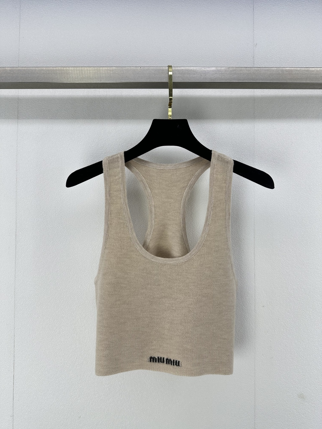 NO:312471,Miumi* new details 25 spring and summer new knitted U-neck vest classic brand letter logo contrasting color jacquard embellishment single wear inner 7 fashionable high-end versatile hot girls must have summer 1 color 3 size SML, miumiu, alexander wang19860909Miumi*上新细节 25 春夏新款针织U领背心 经典品牌字母logo撞色提花点缀 单穿内搭 7时尚高级百搭 辣妹夏日必备 1色3码SML,,miumiu,alexander wang,Women's clothing