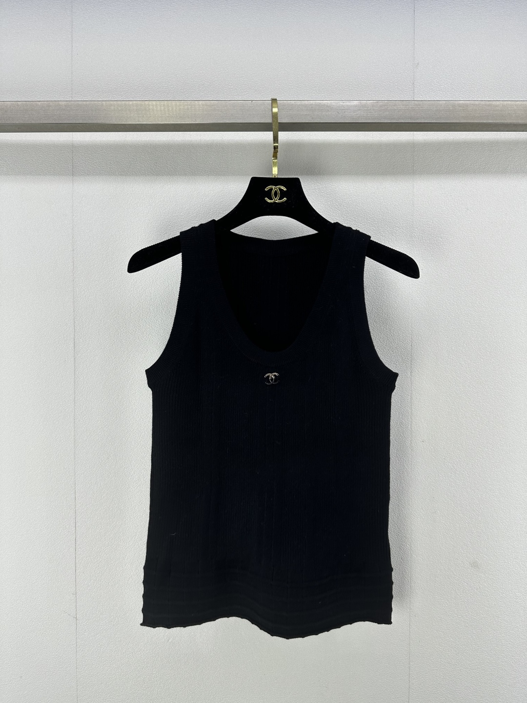 NO:312463,Chane* New details 25P Spring and summer new knitted U-neck vest classic double c letter logo decoration leader edging design simple fashionable high-end versatile 2 colors 3 codes SML, chanel, alexander wang19860909Chane* 上新细节 25P 春夏新款针织U领背心 经典双c字母logo装饰 领袖口包边设计 简约时髦高级百搭 2色3码SML,,chanel,alexander wang,Women's clothing