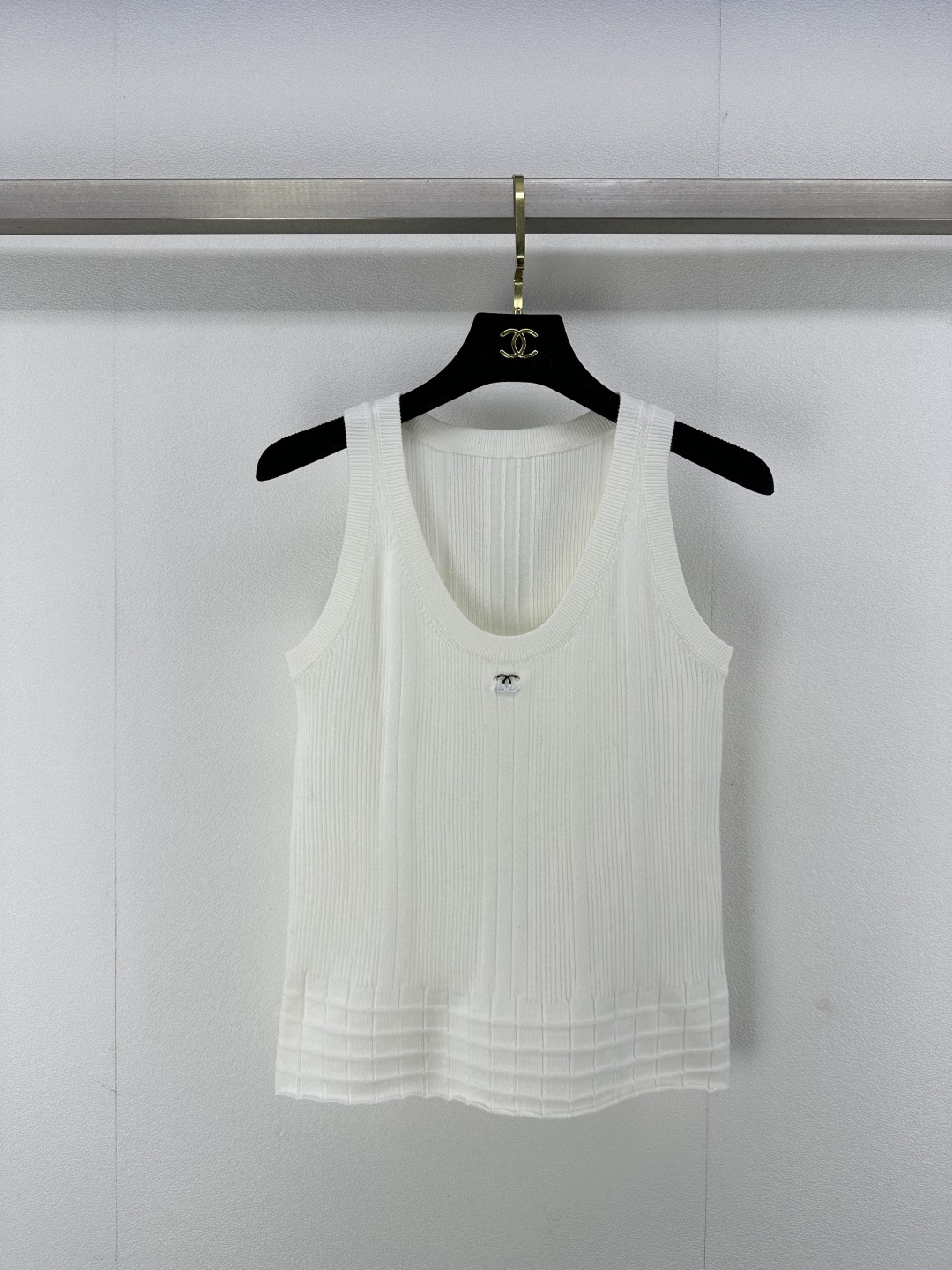 NO:312467,Chane* New details 25P Spring and summer new knitted U-neck vest classic double c letter logo decoration leader edging design simple fashionable high-end versatile 2 colors 3 codes SML, chanel, alexander wang19860909Chane* 上新细节 25P 春夏新款针织U领背心 经典双c字母logo装饰 领袖口包边设计 简约时髦高级百搭 2色3码SML,,chanel,alexander wang,Women's clothing