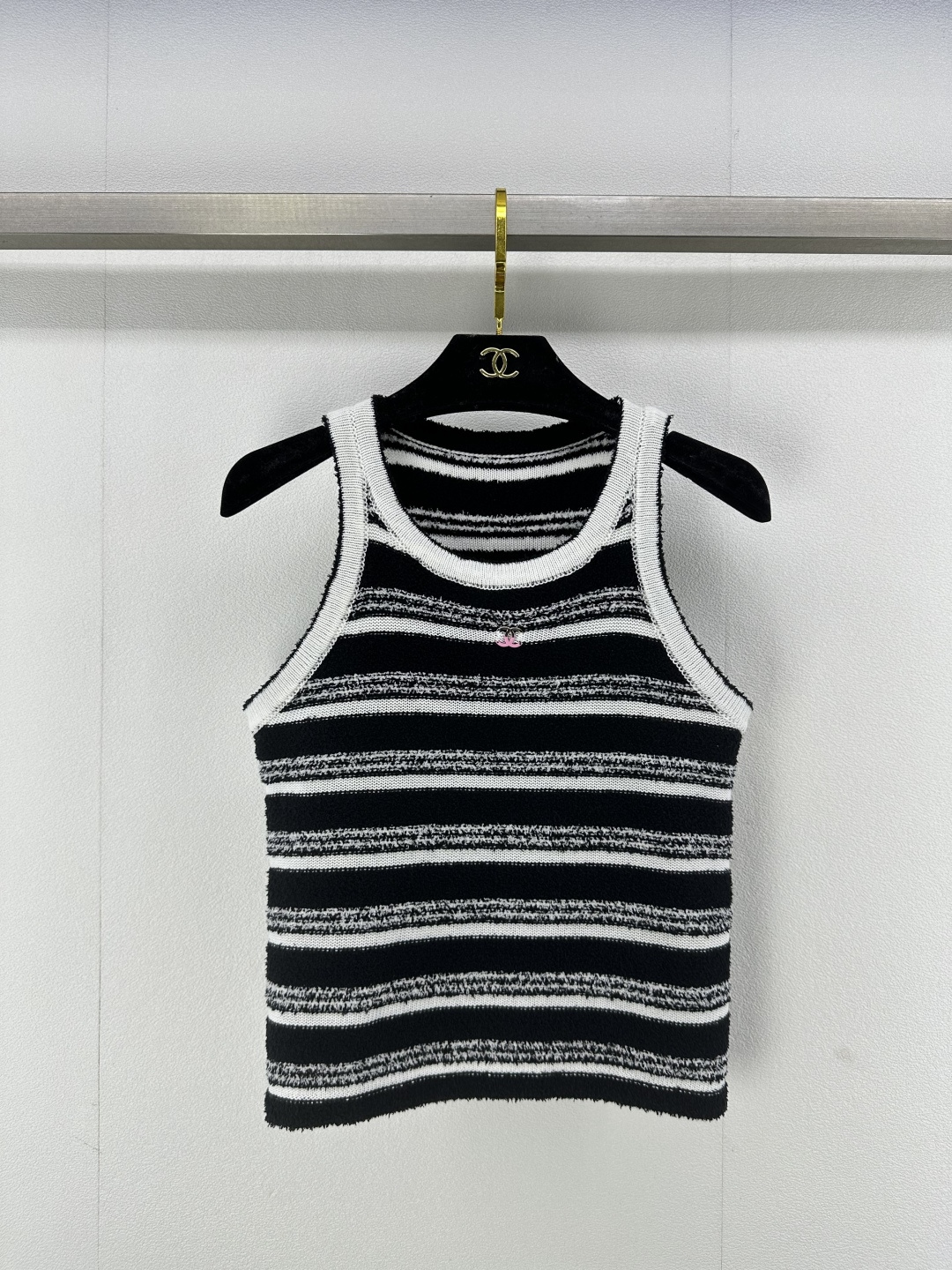 NO:312026,Chane* new details 25P spring and summer new knitted round neck vest contrasting color striped design classic double c letter logo embellishment towel texture comfortable and soft fashionable and versatile 2 colors 3 size SML, chanel, alexander wang19860909Chane*上新细节 25P 春夏新款针织圆领背心 撞色条纹设计 经典双c字母logo点缀 毛巾质地舒适柔软 时尚百搭 2色3码SML,,chanel,alexander wang,Women's clothing