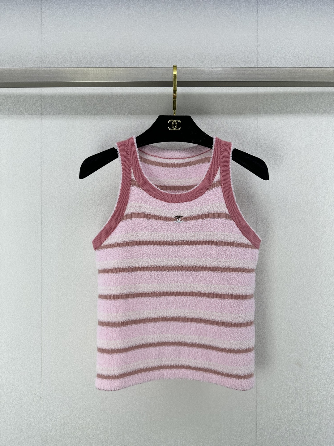 NO:312032,Chane* new details 25P spring and summer new knitted round neck vest contrasting color striped design classic double c letter logo embellishment towel texture comfortable and soft fashionable and versatile 2 colors 3 size SML, chanel, alexander wang19860909Chane*上新细节 25P 春夏新款针织圆领背心 撞色条纹设计 经典双c字母logo点缀 毛巾质地舒适柔软 时尚百搭 2色3码SML,,chanel,alexander wang,Women's clothing