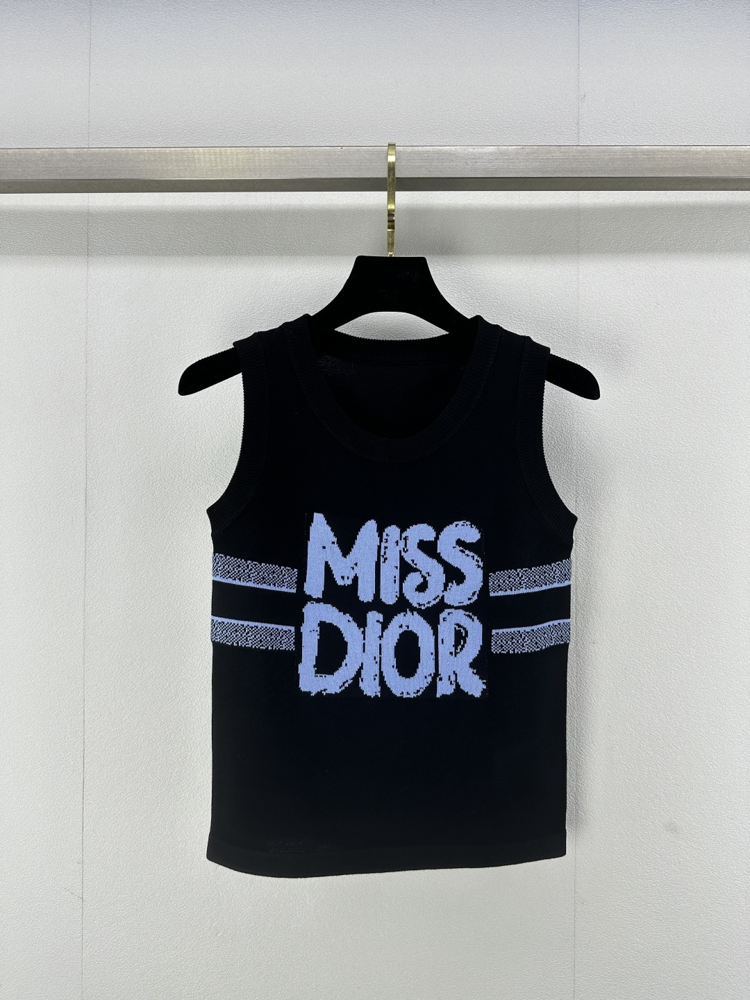 NO:312455,New details on Dio* 25 spring and summer new knitted U-neck vest classic letter logo contrast jacquard decoration leader edging design classic fashionable exquisite versatile 4 colors 3 code SML, dior, alexander wang19860909Dio*上新细节 25 春夏新款针织U领背心 经典字母logo撞色提花装饰 领袖口包边设计 经典时髦精致百搭 4色3码SML,,dior,alexander wang,Women's clothing