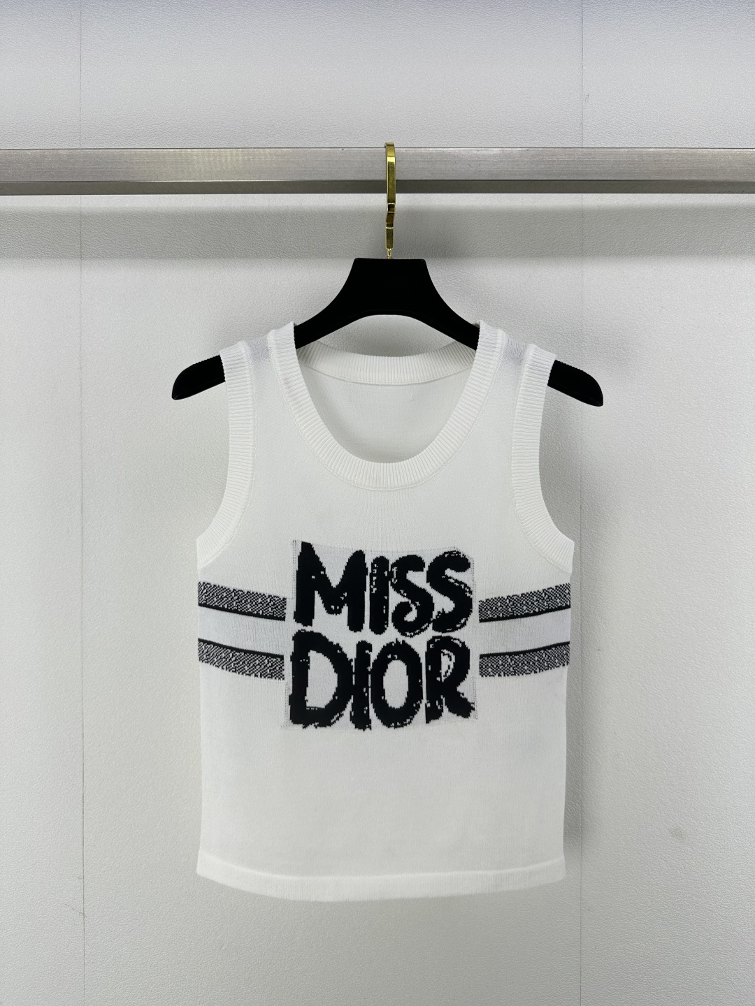 NO:312043,New details on Dio* 25 spring and summer new knitted U-neck vest classic letter logo contrast jacquard decoration leader edging design classic fashionable exquisite versatile 4 colors 3 code SML, dior, alexander wang19860909Dio*上新细节 25 春夏新款针织U领背心 经典字母logo撞色提花装饰 领袖口包边设计 经典时髦精致百搭 4色3码SML,,dior,alexander wang,Women's clothing