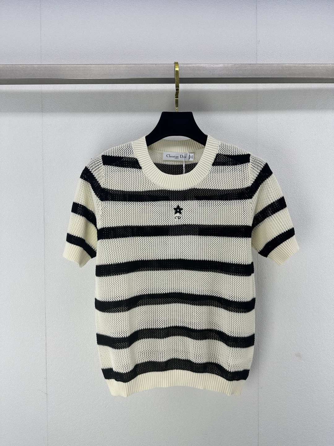 NO:312470,New details on Dio* 25 Spring and summer new five-pointed star hollow short sleeves Edge contrasting color logo design fashionable and casual style slim and high-end Five-pointed star logo logo Simple commuting daily 1 color 3 code SML, dior, T-shirt, alexander wang19860909Dio*上新细节 25 春夏新款五角星镂空短袖 边缘撞色logo设计时尚随性版型 显瘦又高级 五角星logo标志 简约通勤日常 1色3码SML,,dior,T-shirt,alexander wang,Women's clothing