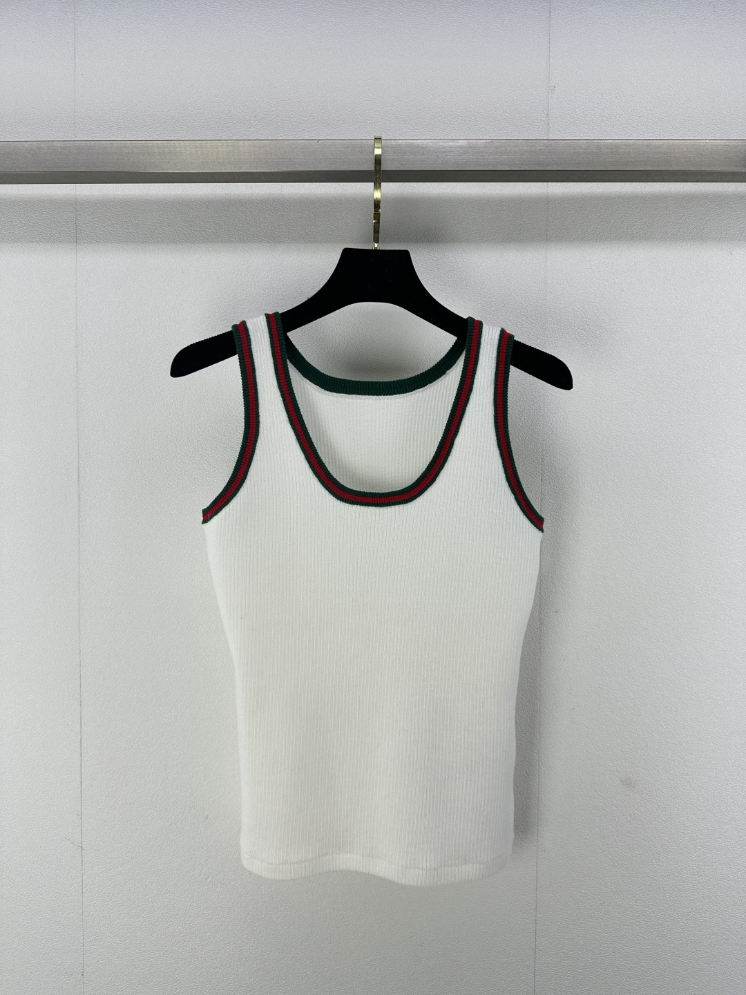 NO:313089,New details on Gucc* 25 Spring and summer new suspender vest, contrasting collar design, classic style, huge slim upper body!  versatile and not picky about people 1 color 3 code SML, gucci, alexander wang19860909Gucc*上新细节 25 春夏新款吊带背心 领边撞色设计 经典版型上身巨显瘦！ 百搭不挑人 1色3码SML,,gucci,alexander wang,Women's clothing
