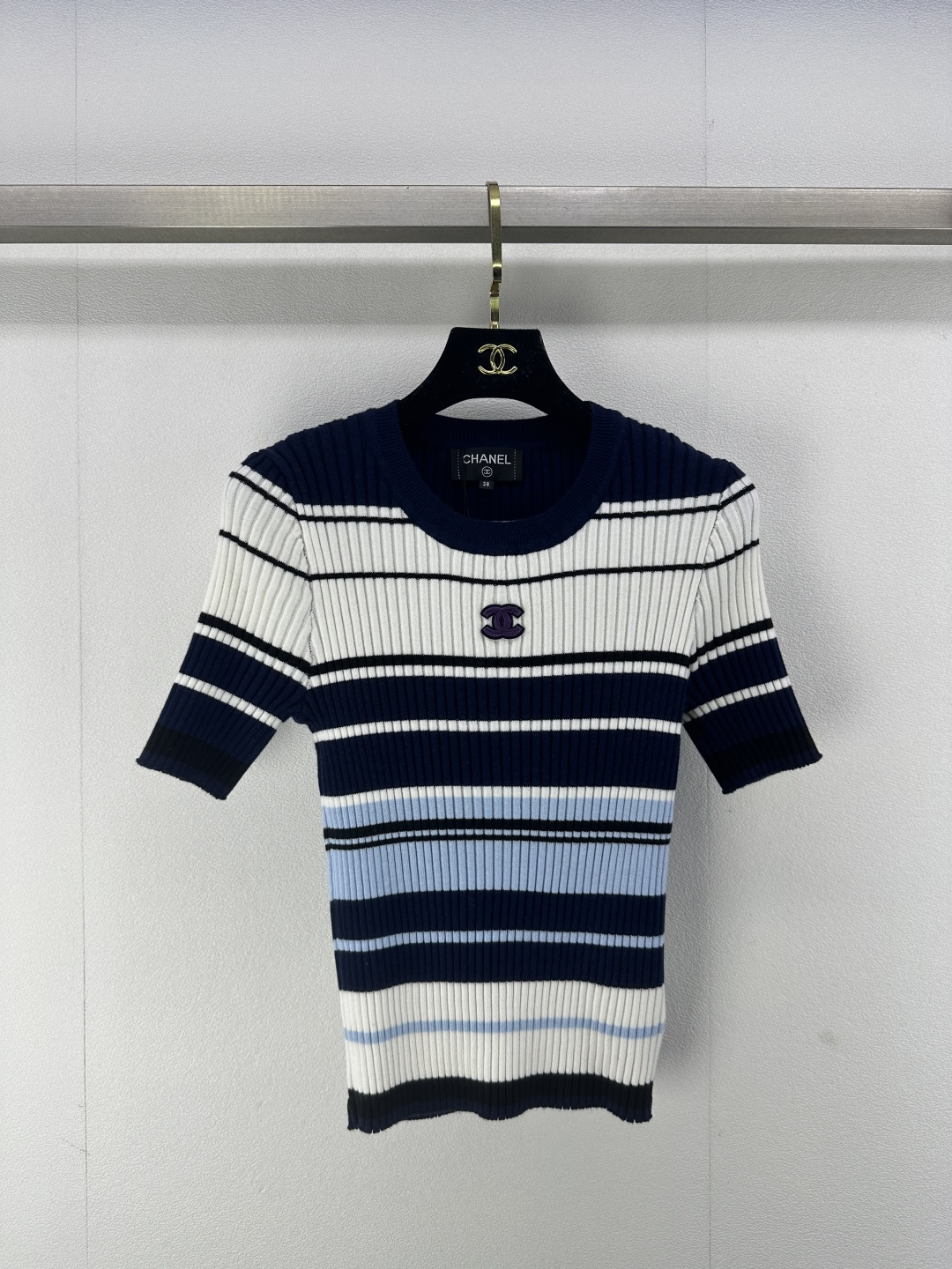 NO:320618,Chane* New details 25 Spring and summer new striped short sleeves Fresh color matching striped contrasting colors Super white tone Big temperament on the upper body!  A rich and beautiful woman must come in!  2 color 3 code SML, chanel, T-shirt, alexander wang19860909Chane* 上新细节 25 春夏新款条纹短袖 清新配色条纹撞色 超级显白的色调 上身巨气质！白富美必入！ 2色3码SML,,chanel,T-shirt,alexander wang,Women's clothing