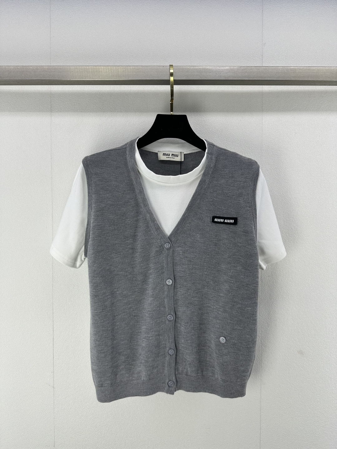 NO:321988,Miumi* New details 25 New round neck spliced ​​short sleeves knitted color-blocked slim fit and slim fabric soft and comfortable cuff collar spliced ​​T-shirt design to add a girlish look!  2 color 3 code SML, miumiu, T-shirt,tees, t-shirt,alexander wang19860909Miumi* 上新细节 25 新款圆领拼接短袖 针织拼色修身显瘦 面料软糯舒适 袖口衣领拼接T恤设计 增添造型感少女风！ 2色3码SML,,miumiu,T-shirt,tees，t-shirt,alexander wang,Women's clothing