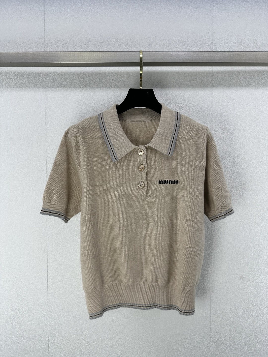 NO:313098,Miumi* new details 25 Early spring new knitted lapel short sleeves lapel three-breasted design Classic letter logo jacquard decoration Classic retro commuting versatile 1 color 3 code SML, miumiu, T-shirt, alexander wang19860909Miumi*上新细节 25 早春新款针织翻领短袖 翻领三排扣设计 经典字母logo提花装饰 经典复古通勤百搭 1色3码SML,,miumiu,T-shirt,alexander wang,Women's clothing