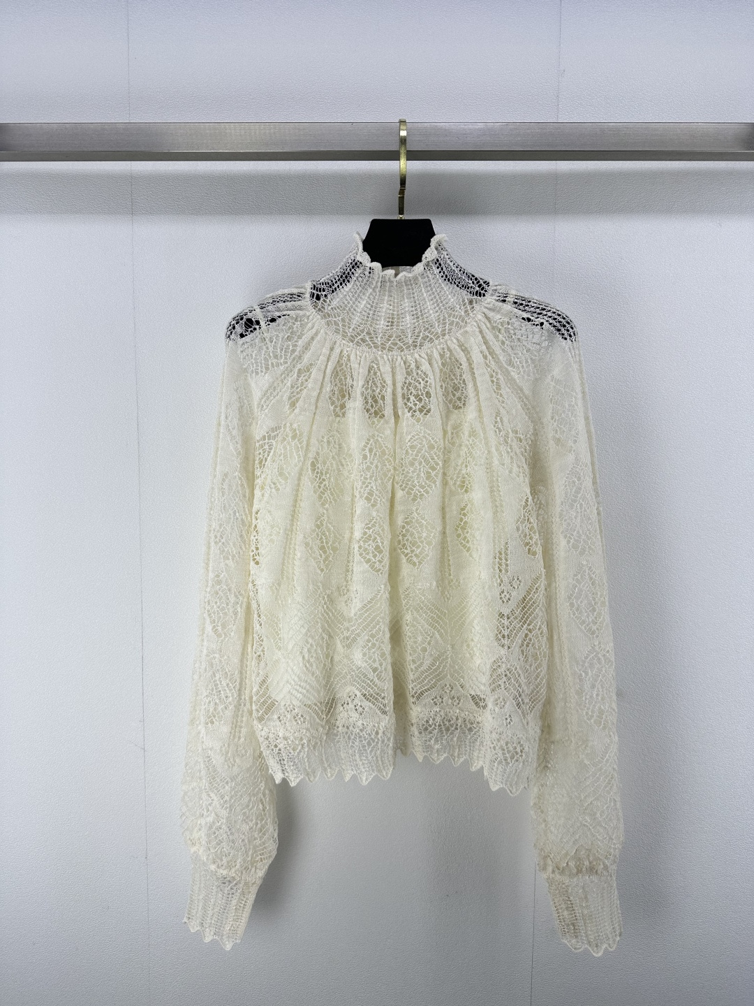 NO:313075,New details on Dio* 25 New wool hollow jacquard top Simple knitted items create a new look. The engraving beauty of the small and hollow texture and the ever-changing organizational structure is the unique charm of knitted items, presenting a retro and charming semi-transparent effect 1 color 3 code SML, dior, alexander wang19860909Dio*上新细节 25 新款羊毛镂空提花上衣 简约的针织单品,打造崭新的外观.大小镂空肌理花型的雕刻美和组织结构的千变万化 是针织单品独具魅力的所在,呈现复古迷人的半透视效果 1色3码SML,,dior,alexander wang,Women's clothing